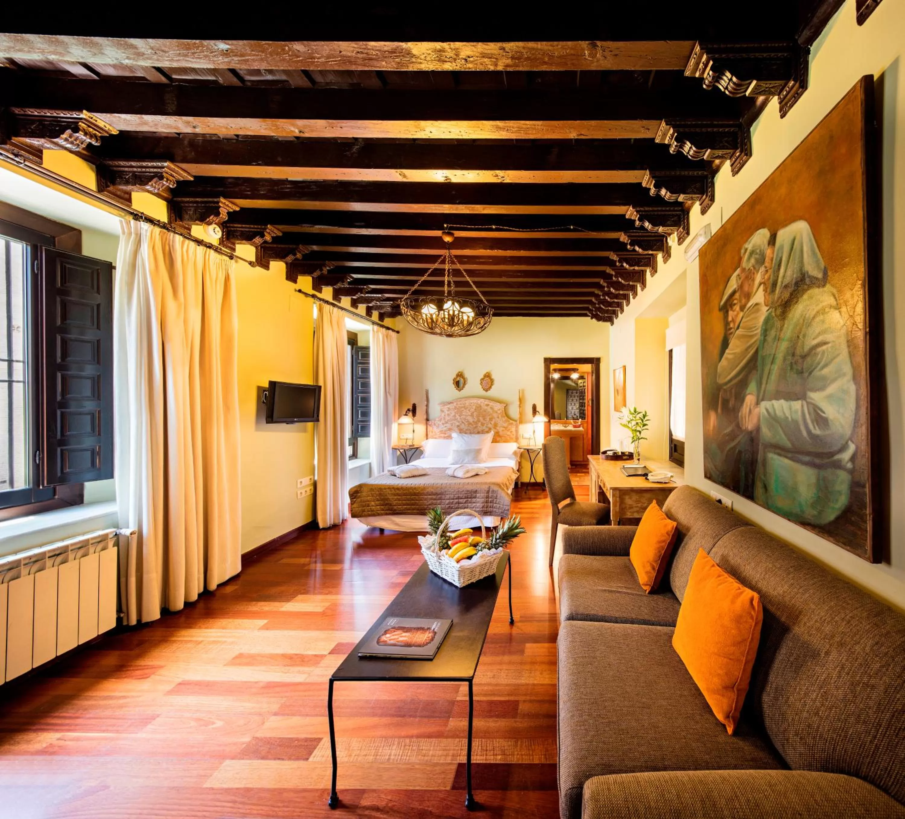 Deluxe Family Room in Palacio de Mariana Pineda