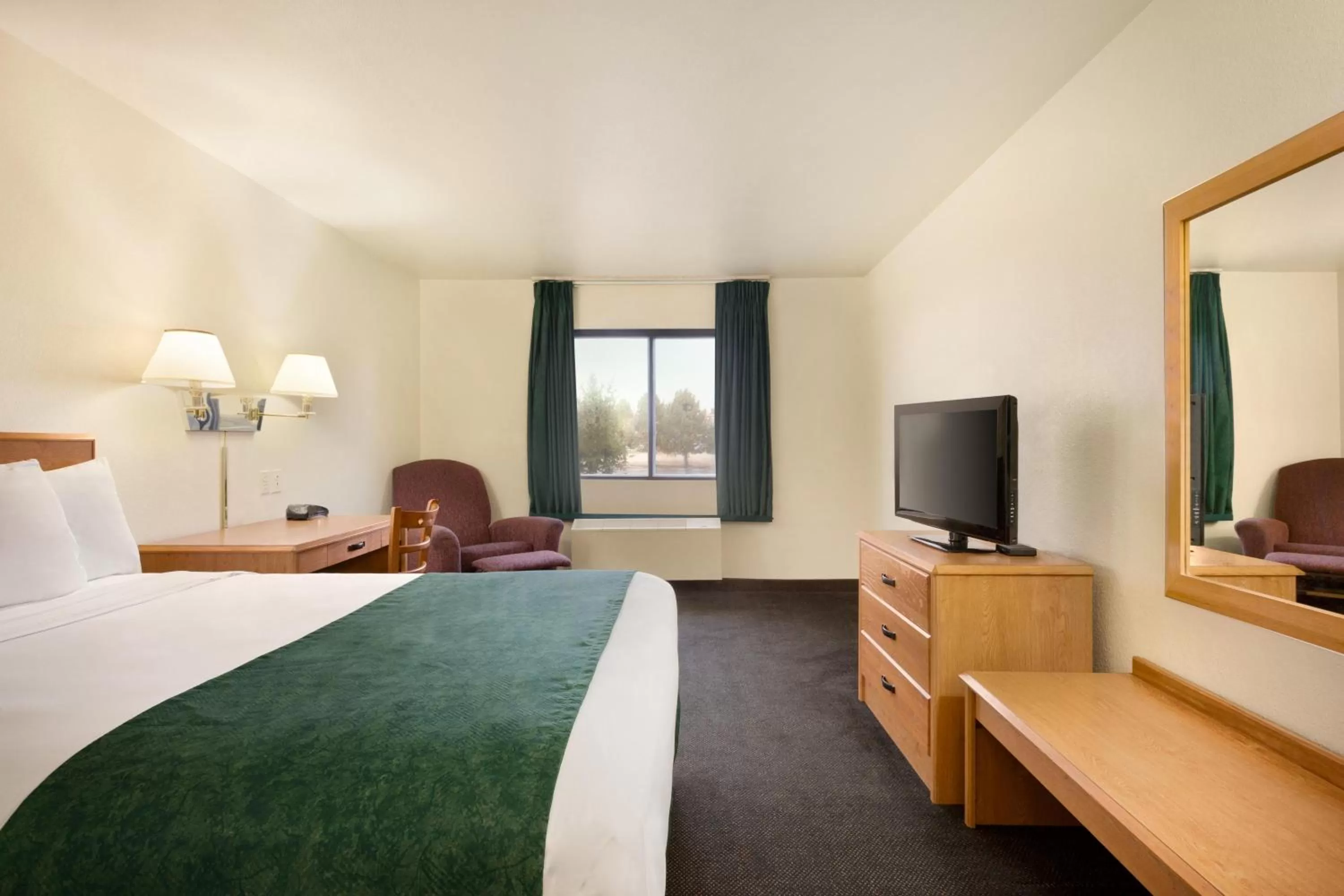 King Room with Roll-In Shower - Mobility/Hearing Accessible - Non-Smoking in Travelodge by Wyndham Alpine