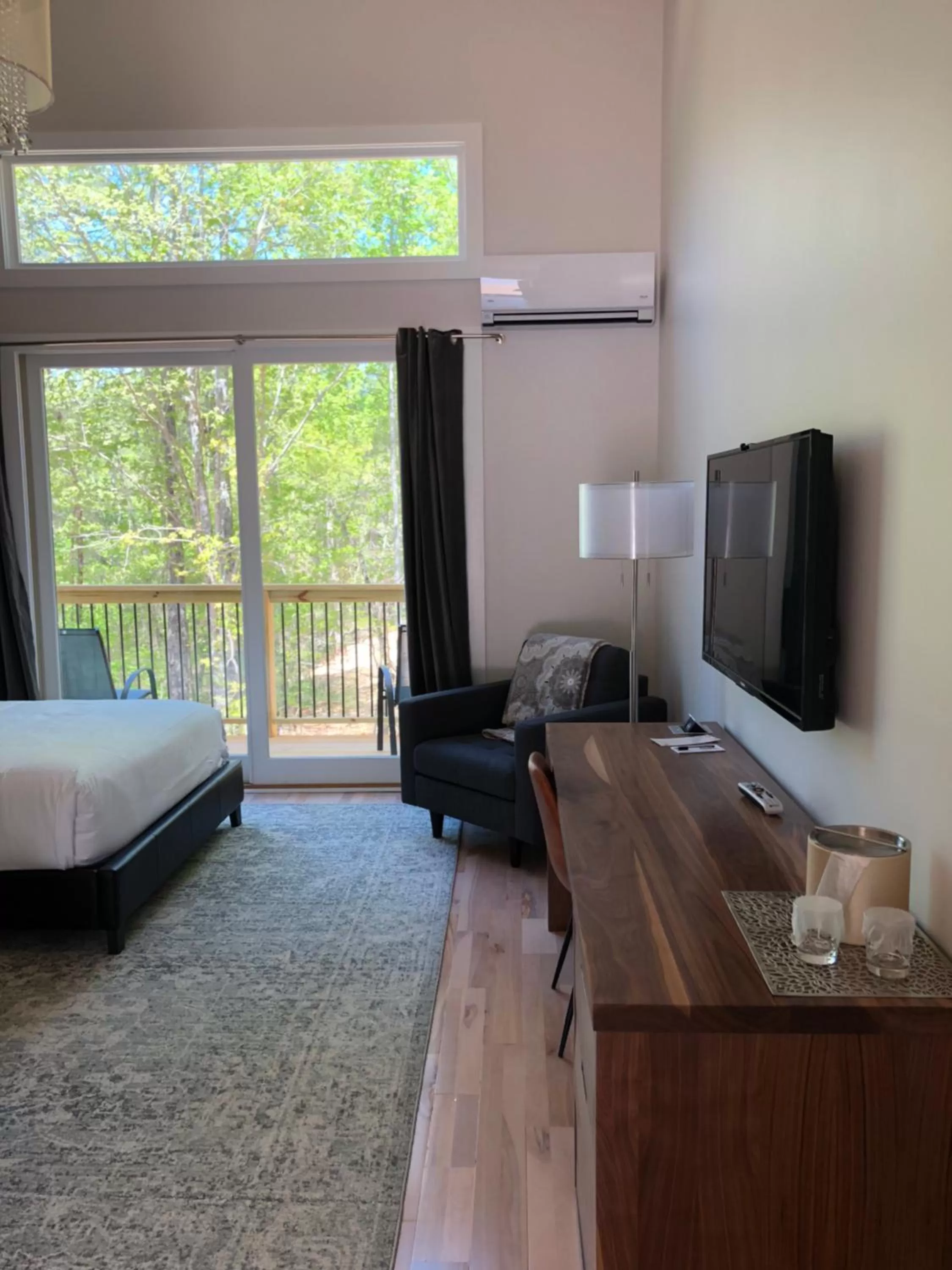 Deluxe Queen Suite - single occupancy in The Limelight Inn