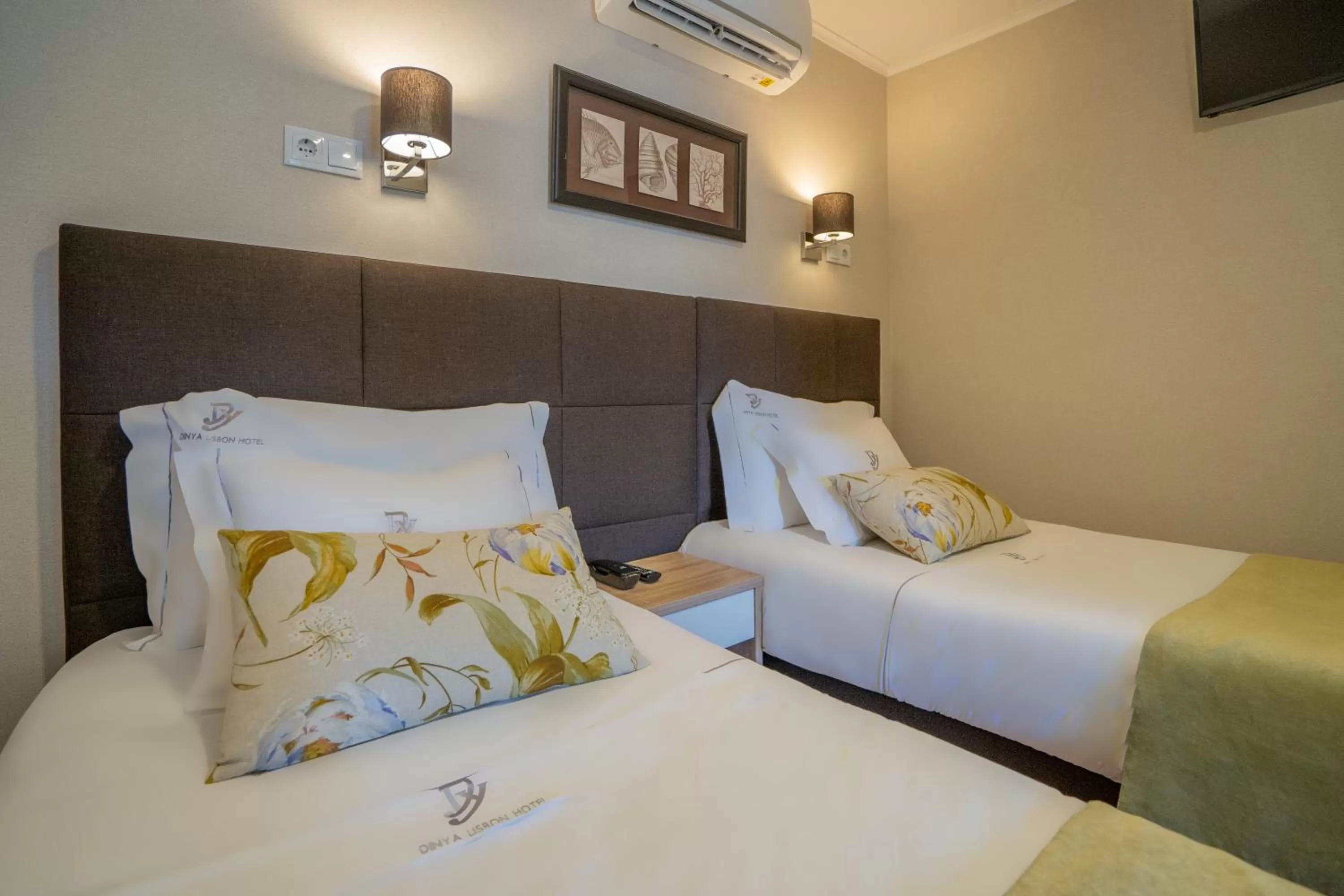 Double or Twin Room in Dinya Lisbon Hotel