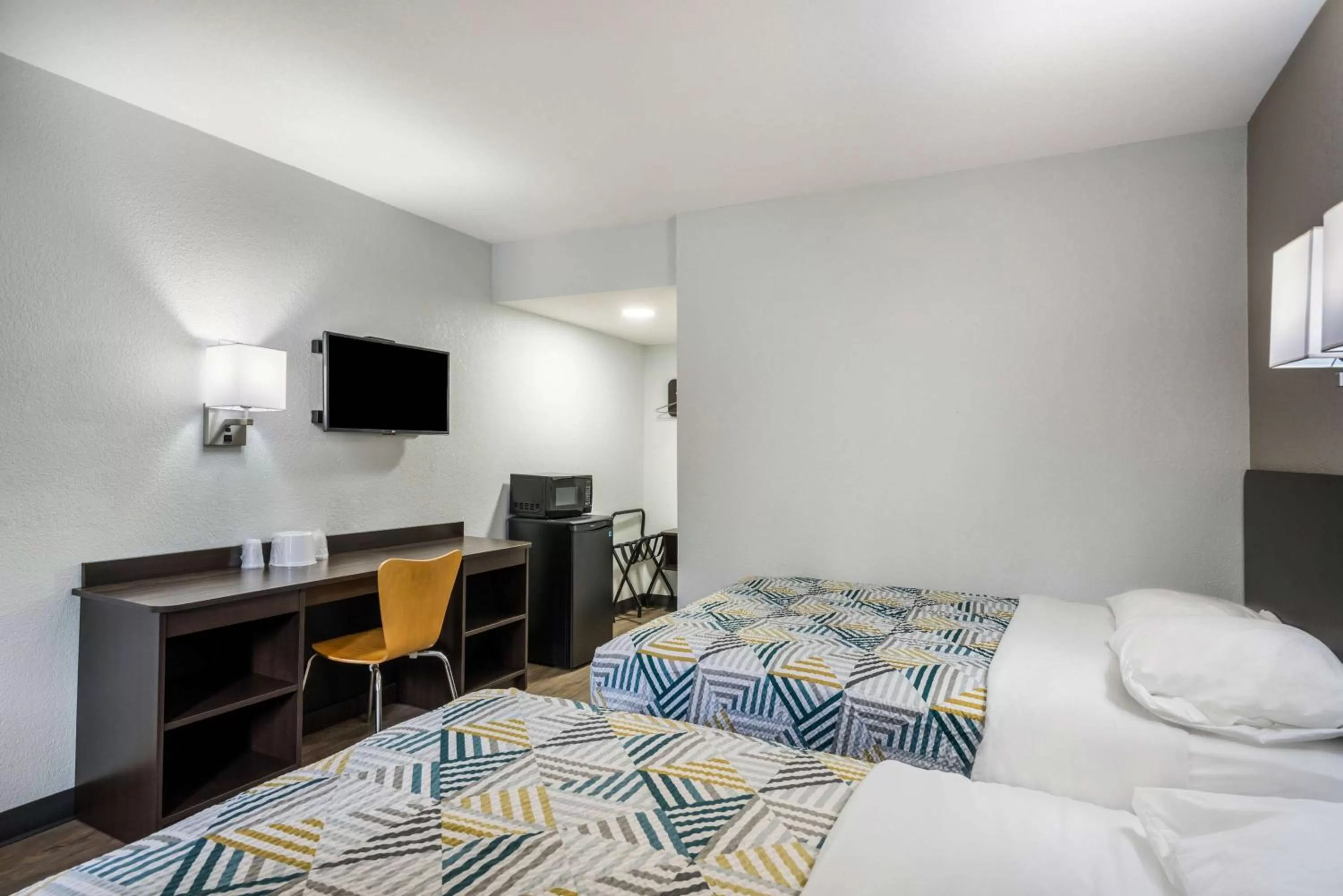 Deluxe Quadruple Room - Smoking in Motel 6-Sandston, VA - Richmond, Va