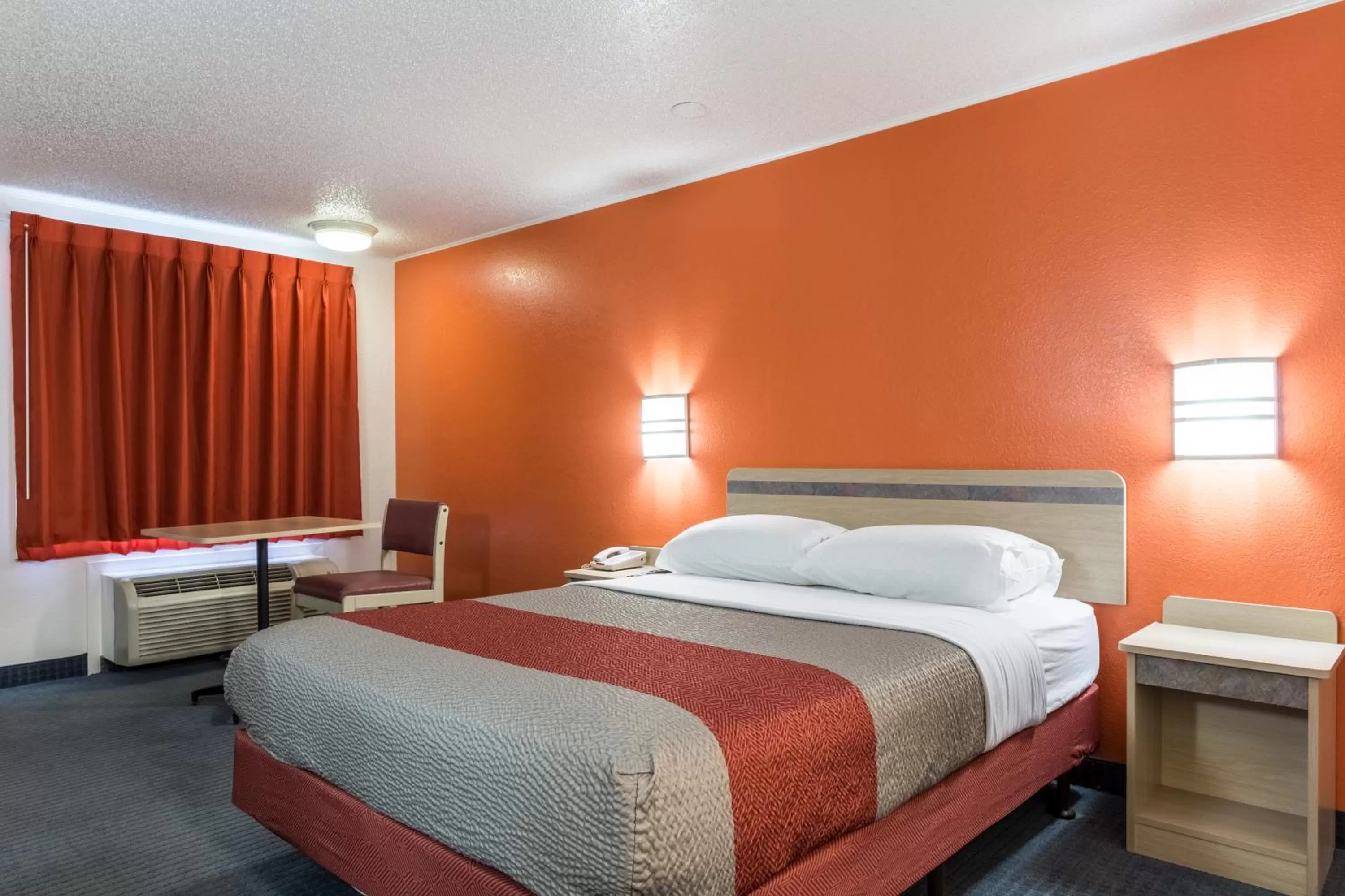 Deluxe Queen Room - Non-Smoking in Travelodge by Wyndham Lansing