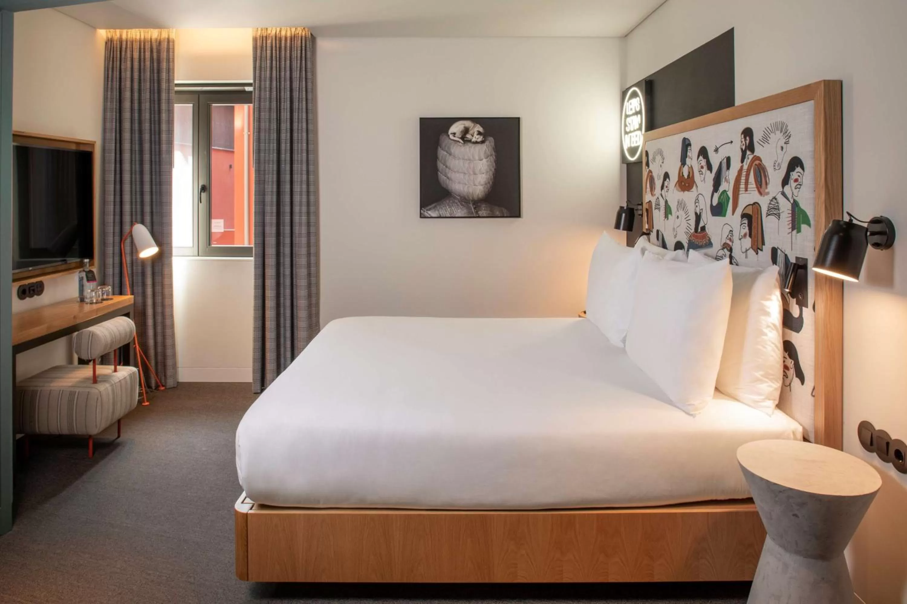 Superior King Guest Room in Se Catedral Hotel Porto, Tapestry Collection By Hilton