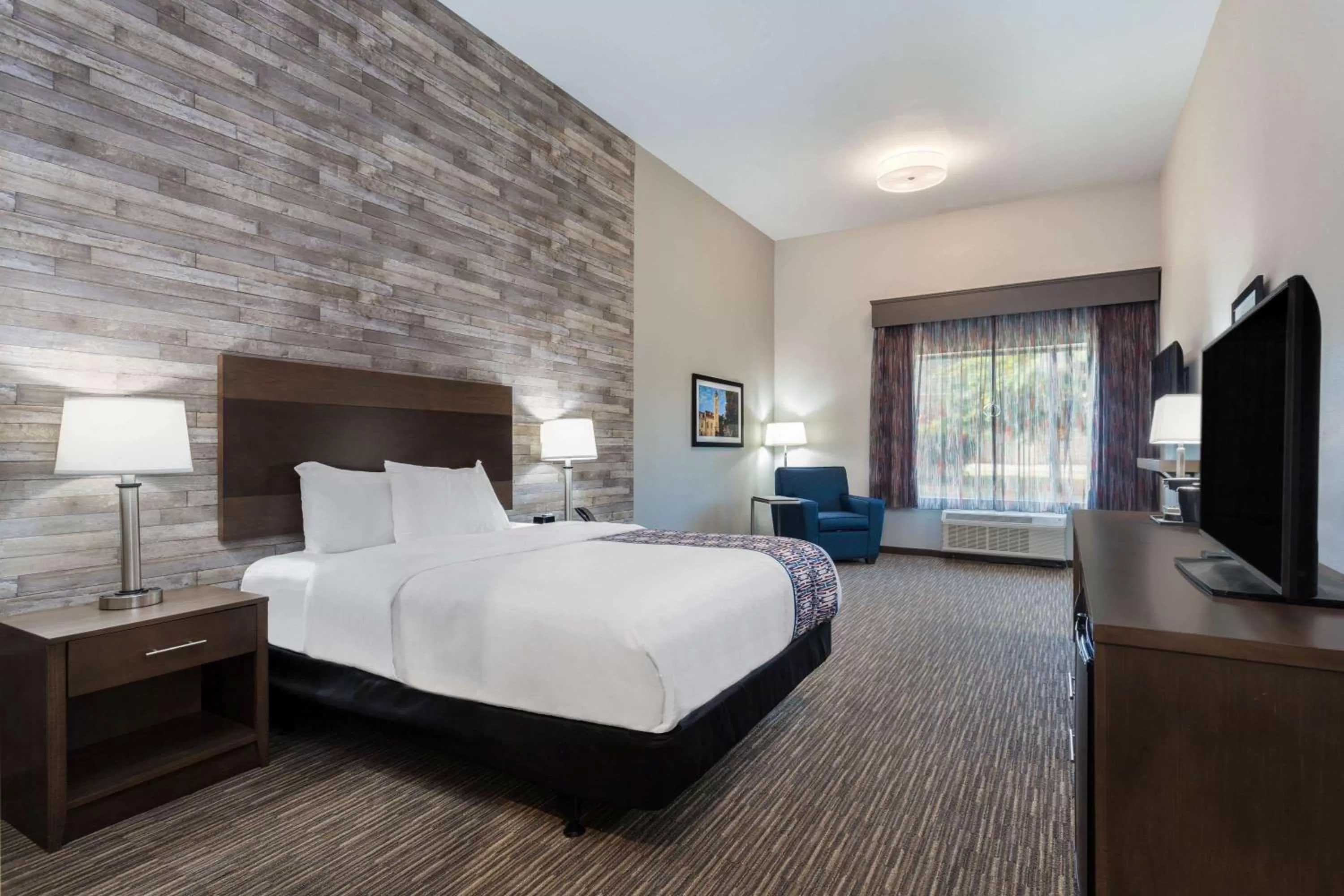 King Room with Bath Tub and Sofa Bed - Mobility Accessible/Non-Smoking in La Quinta Inn and Suites by Wyndham Bloomington
