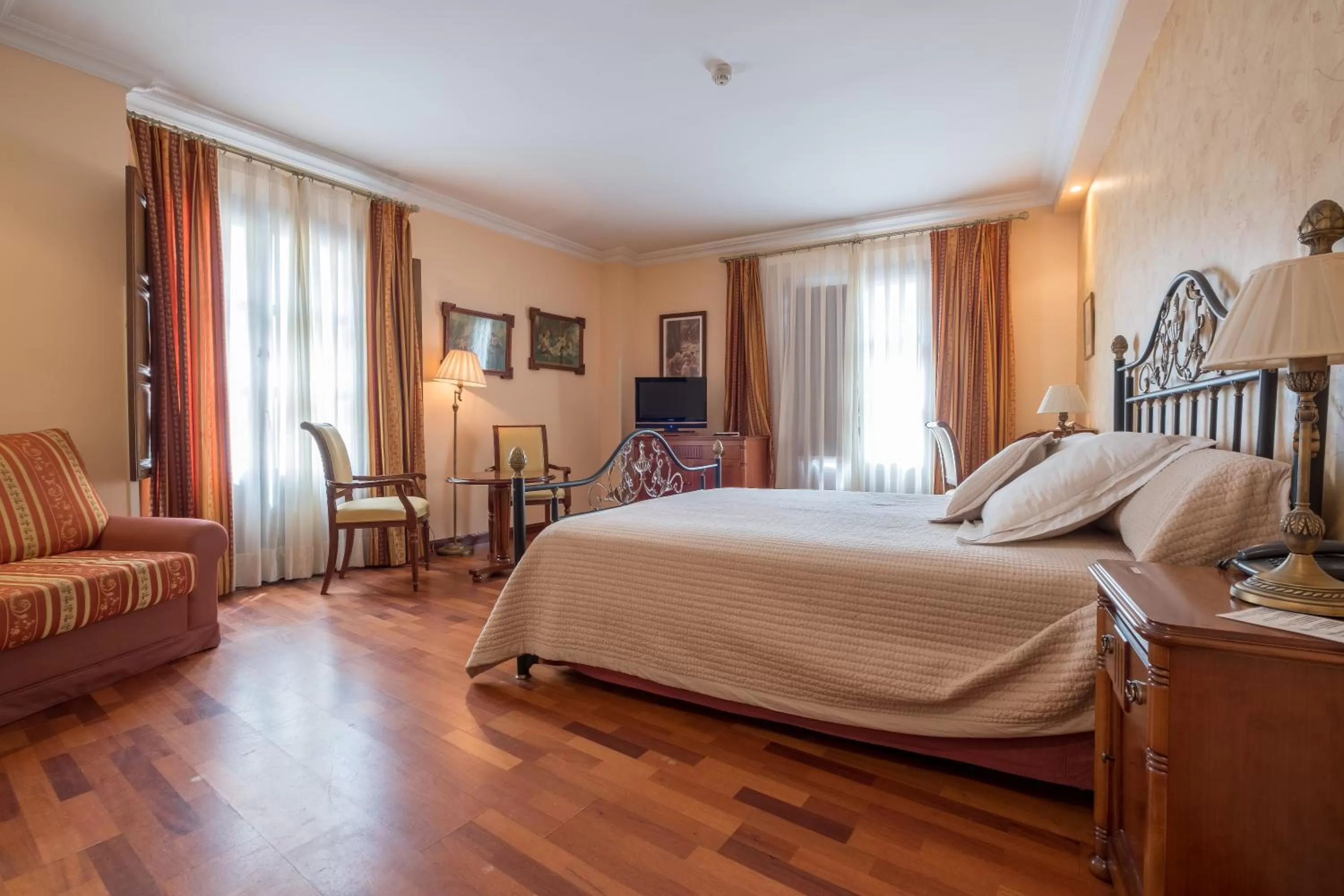 Superior Double Room with Jacuzzi in Condesa de Chinchón