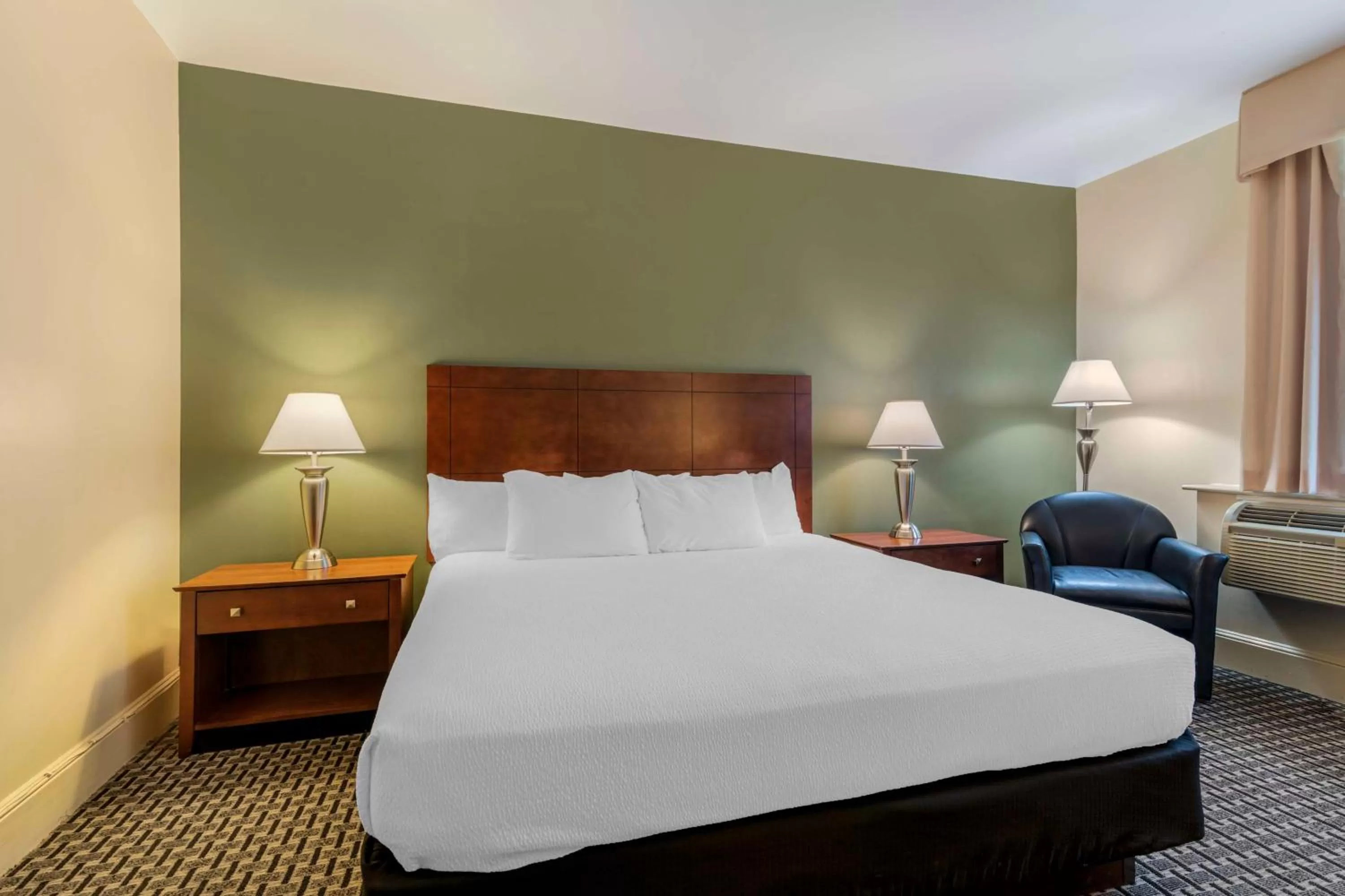 King Room with Wet Bar in Best Western Plus Brunswick Bath