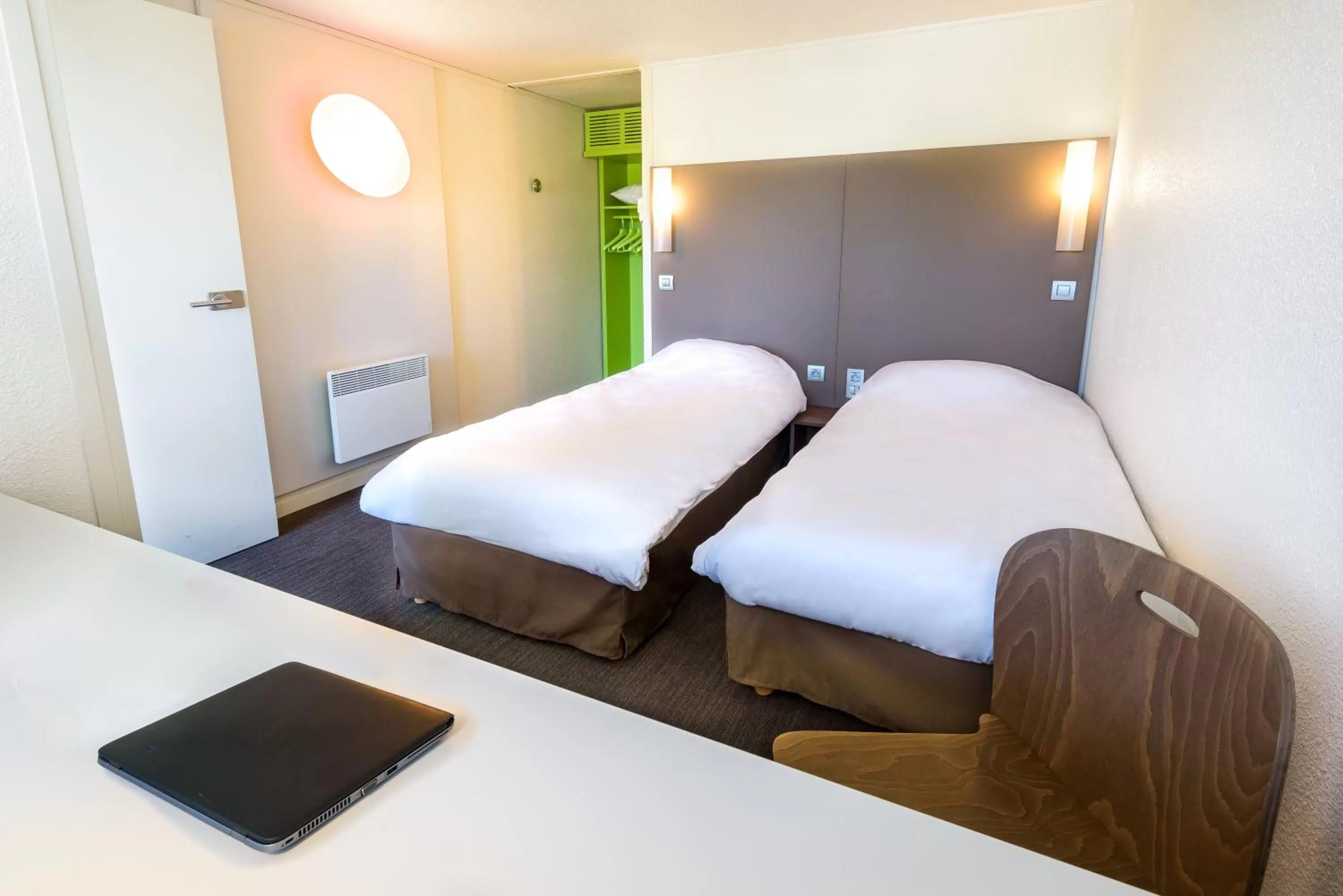 Standard Twin Room in Campanile Toulouse Sesquieres