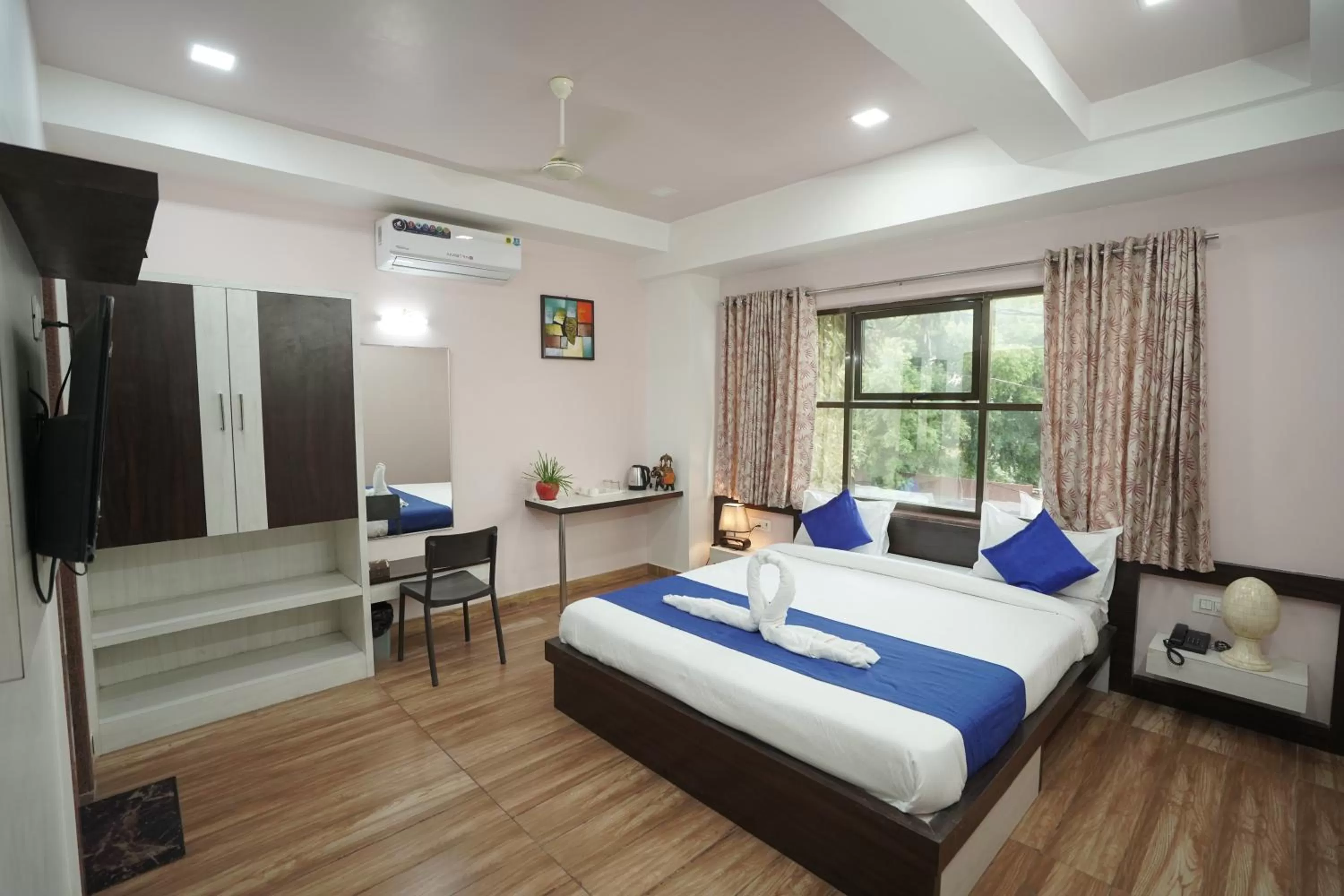 Deluxe Double Room with Extra Bed in Hotel Silver Cloud