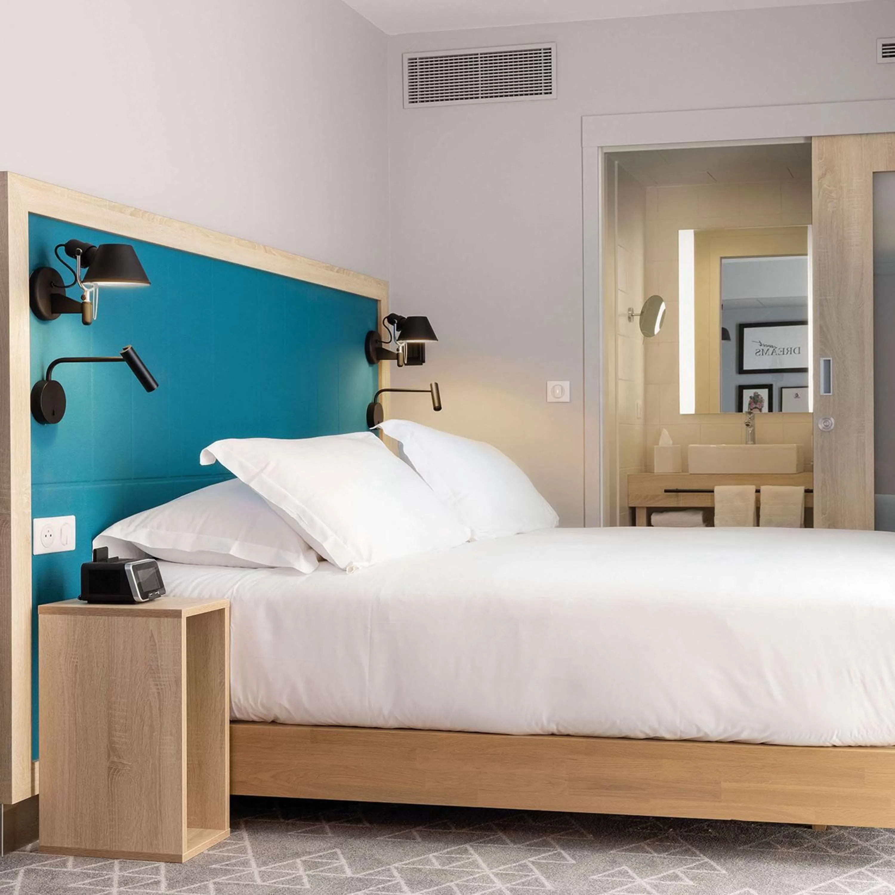 King Room - single occupancy - Mobility Accessible  in Hampton by Hilton Tours Centre, France