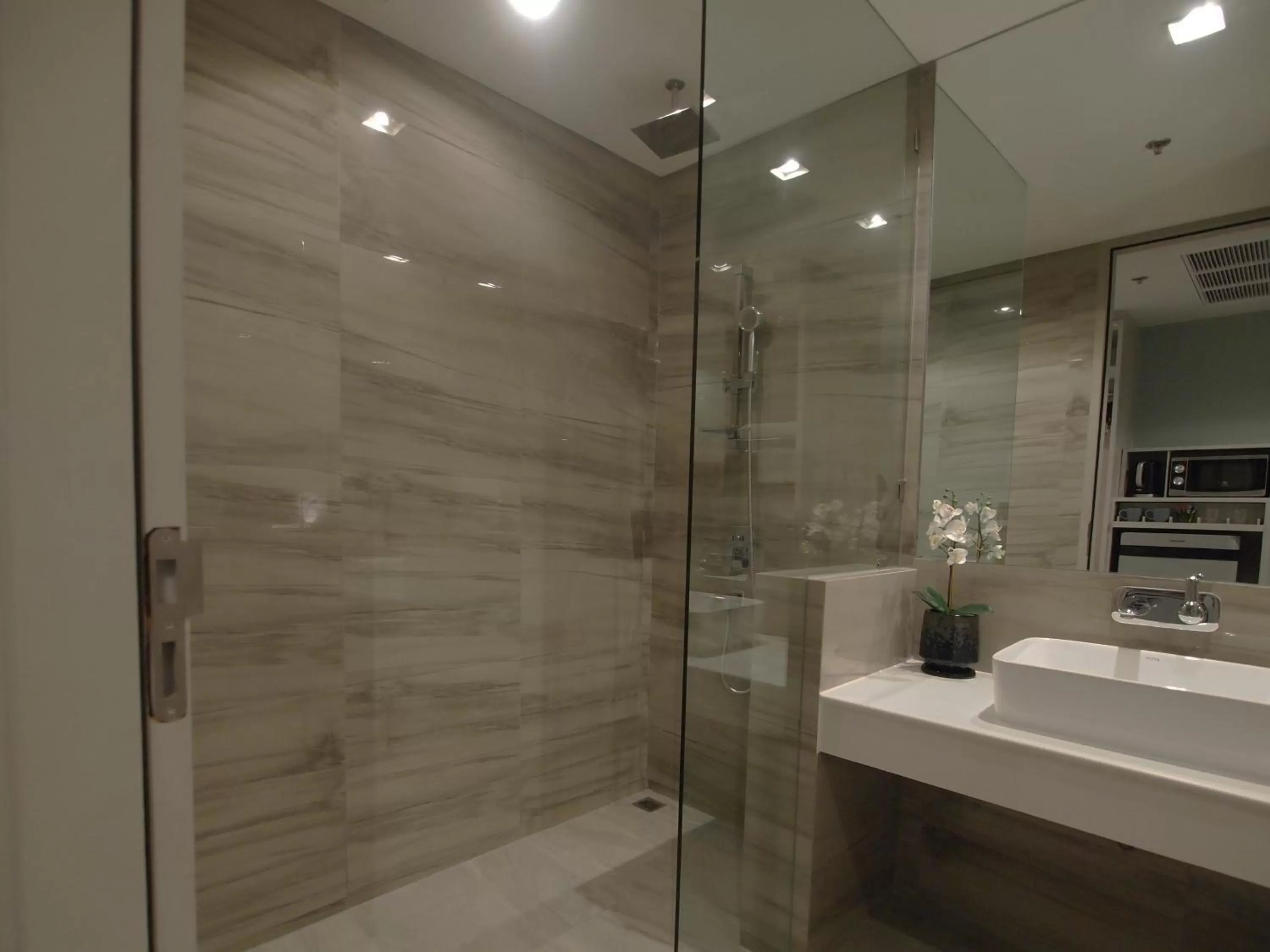 King Suite with Balcony in The Quarter Ari by UHG