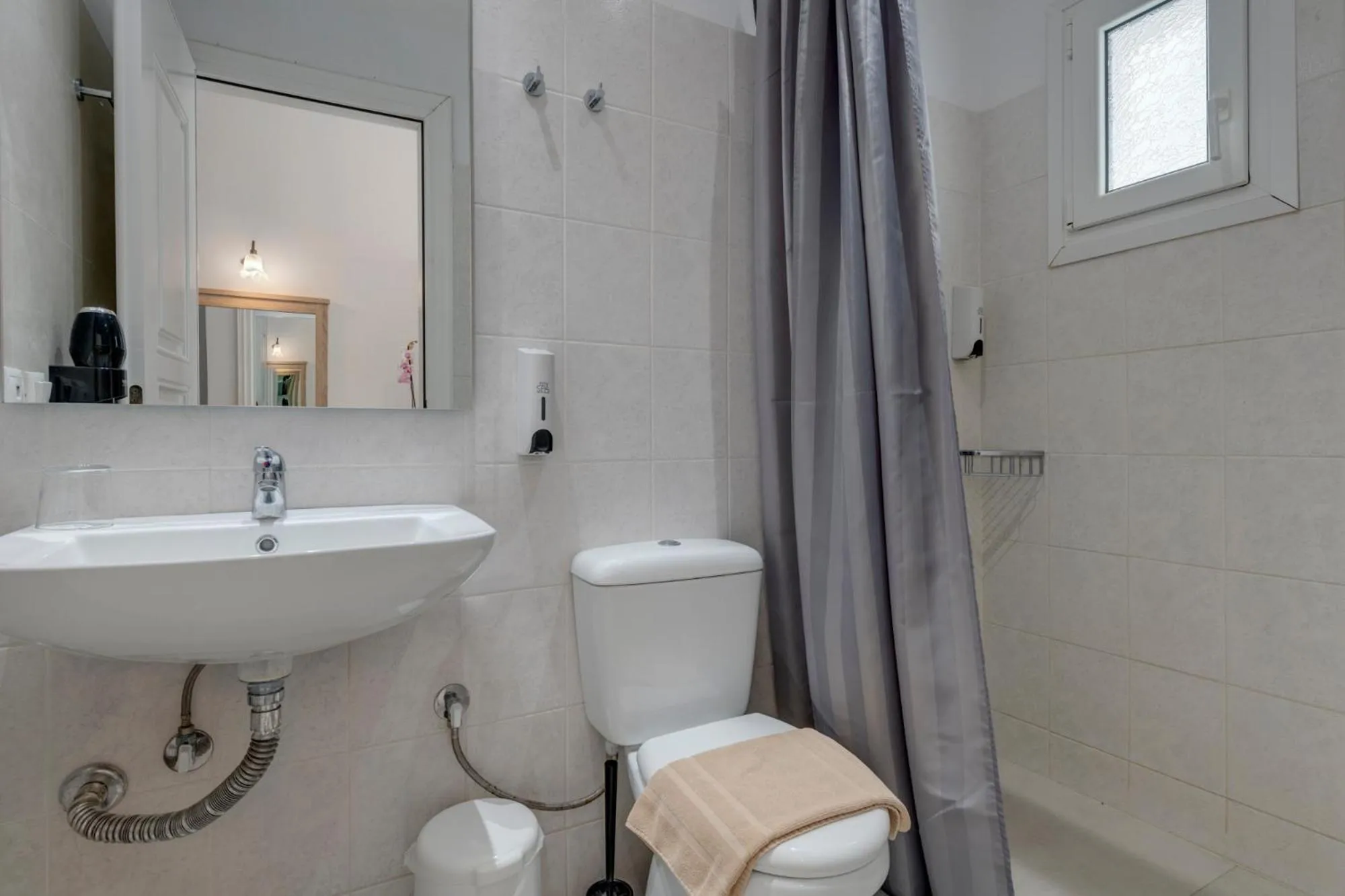 Small Twin Room  in Makis Place