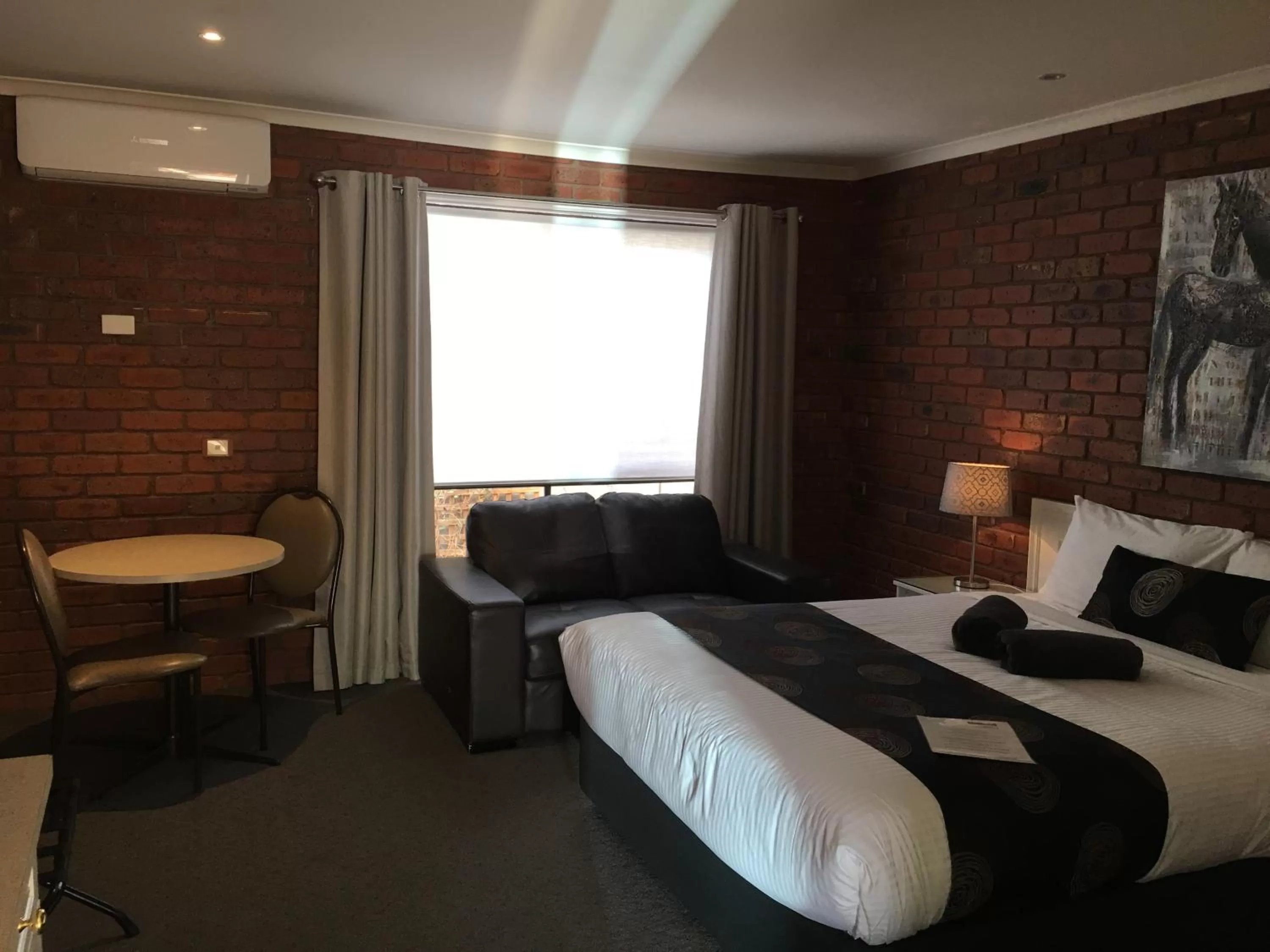 Queen Room in Melton Motor Inn and Apartments