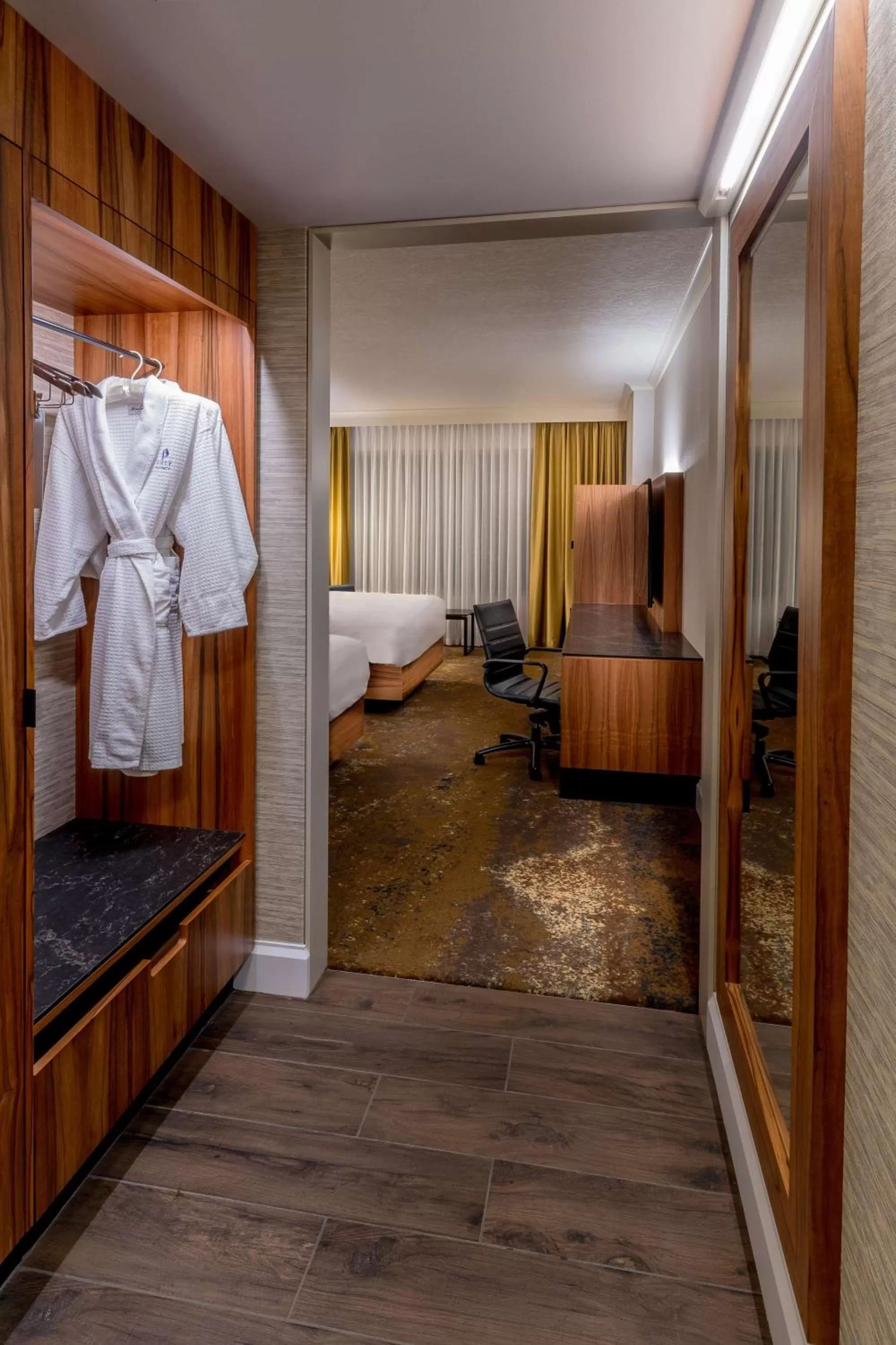 Queen Room with Two Queen Beds - Club Access in Hyatt Regency Calgary