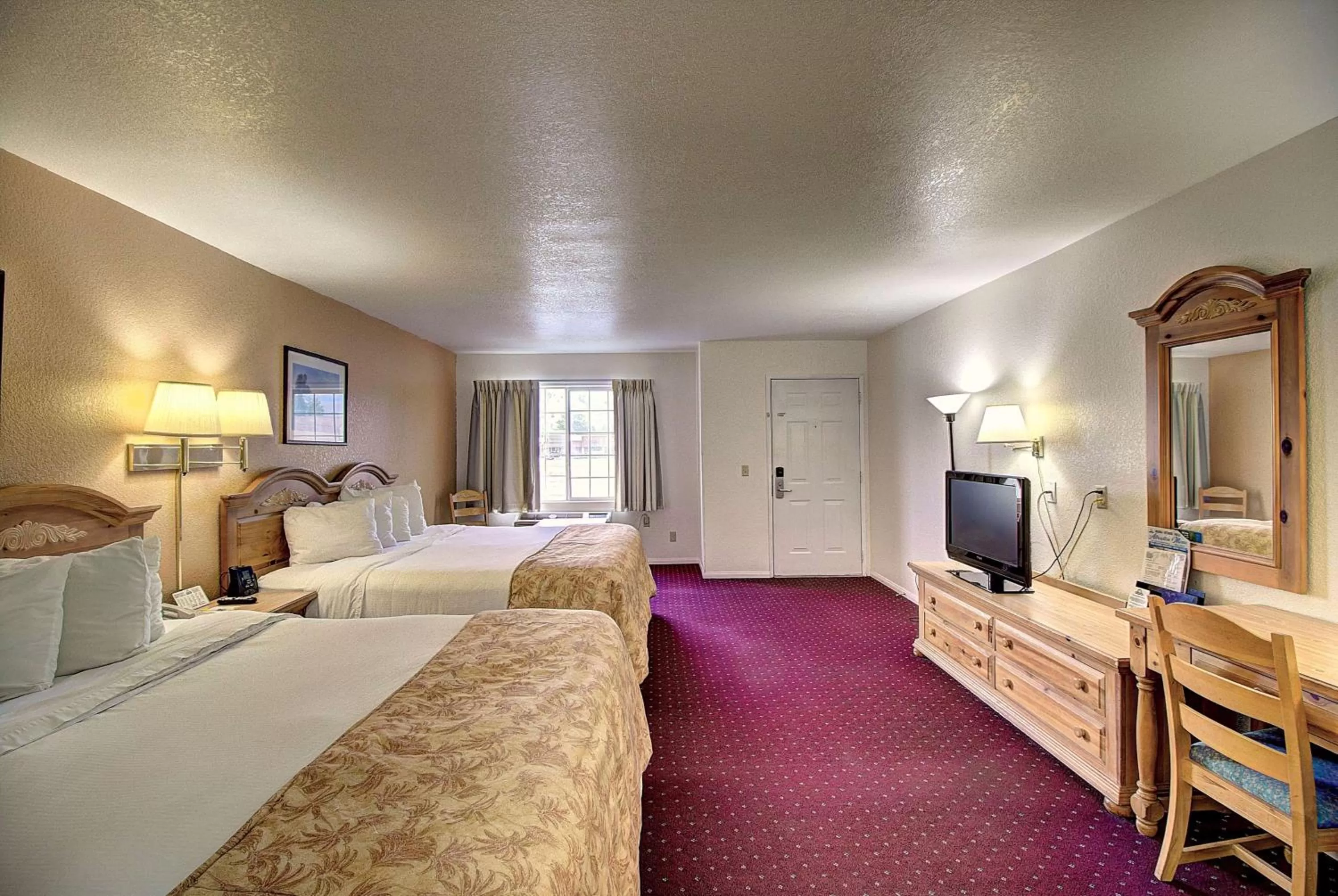 Deluxe King Room - Non-Smoking in Days Inn & Suites by Wyndham Lolo