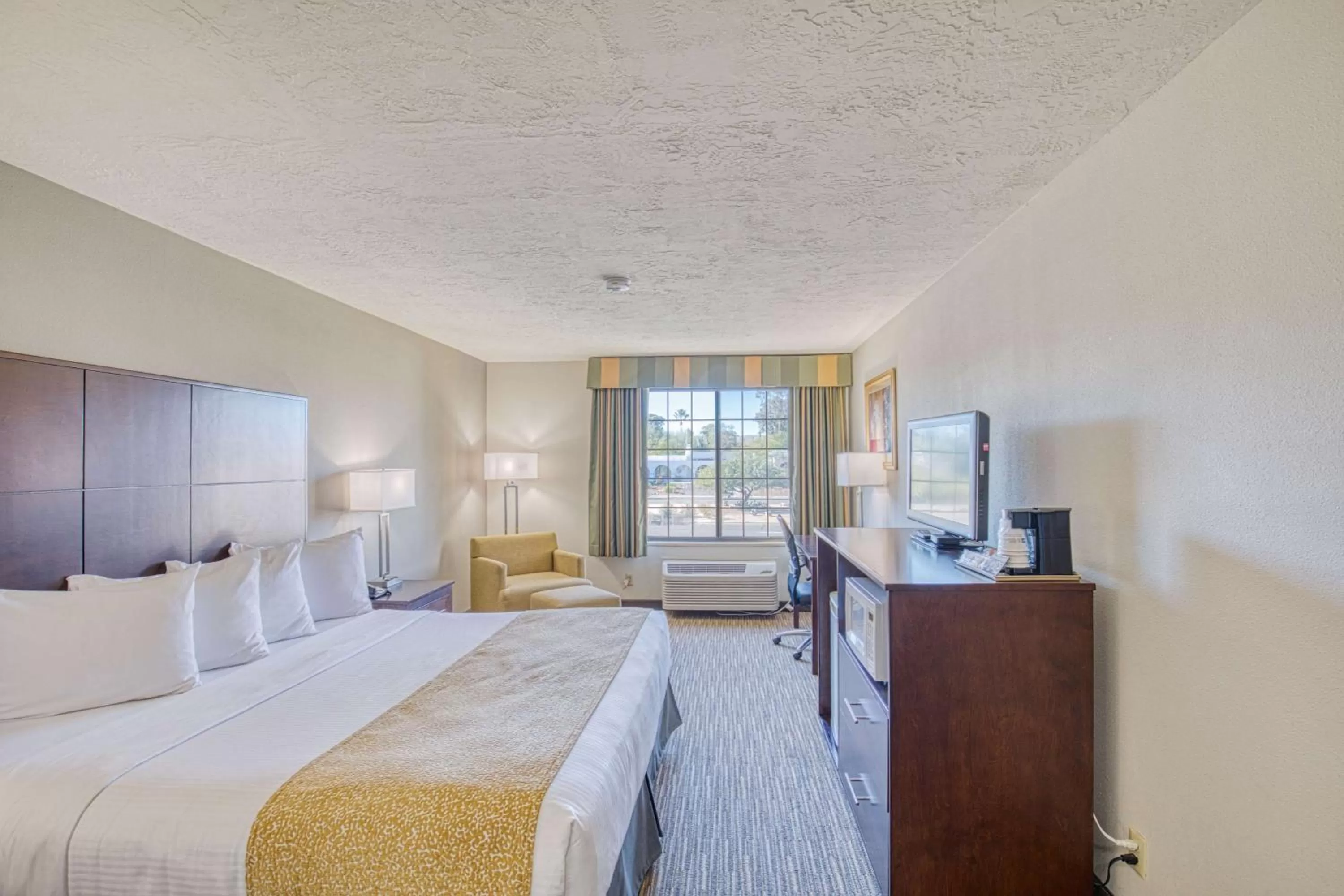 King Room - Pool View in Best Western Green Valley Inn