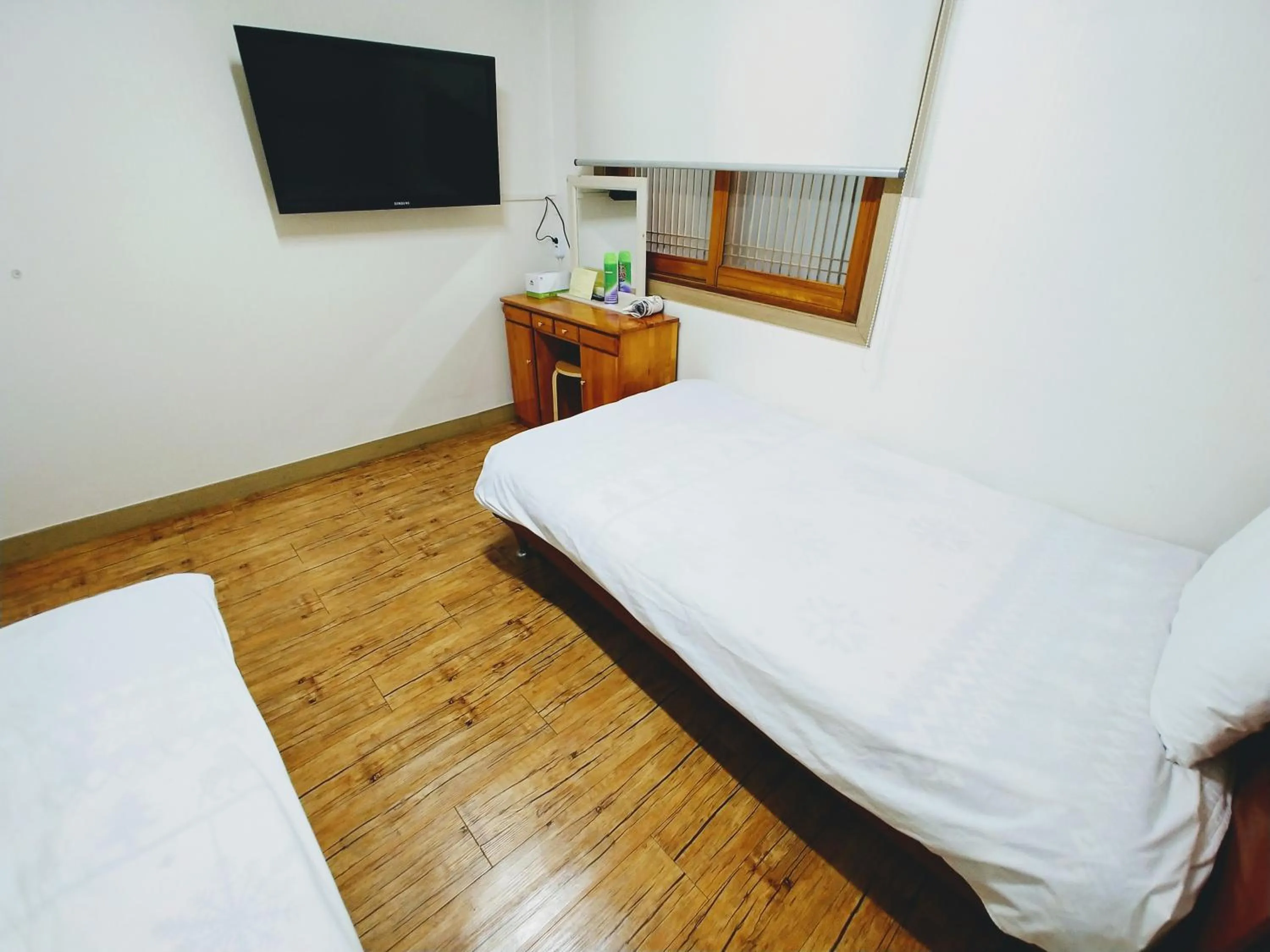 Twin Room with Bathroom in Jeju Masil Guesthouse