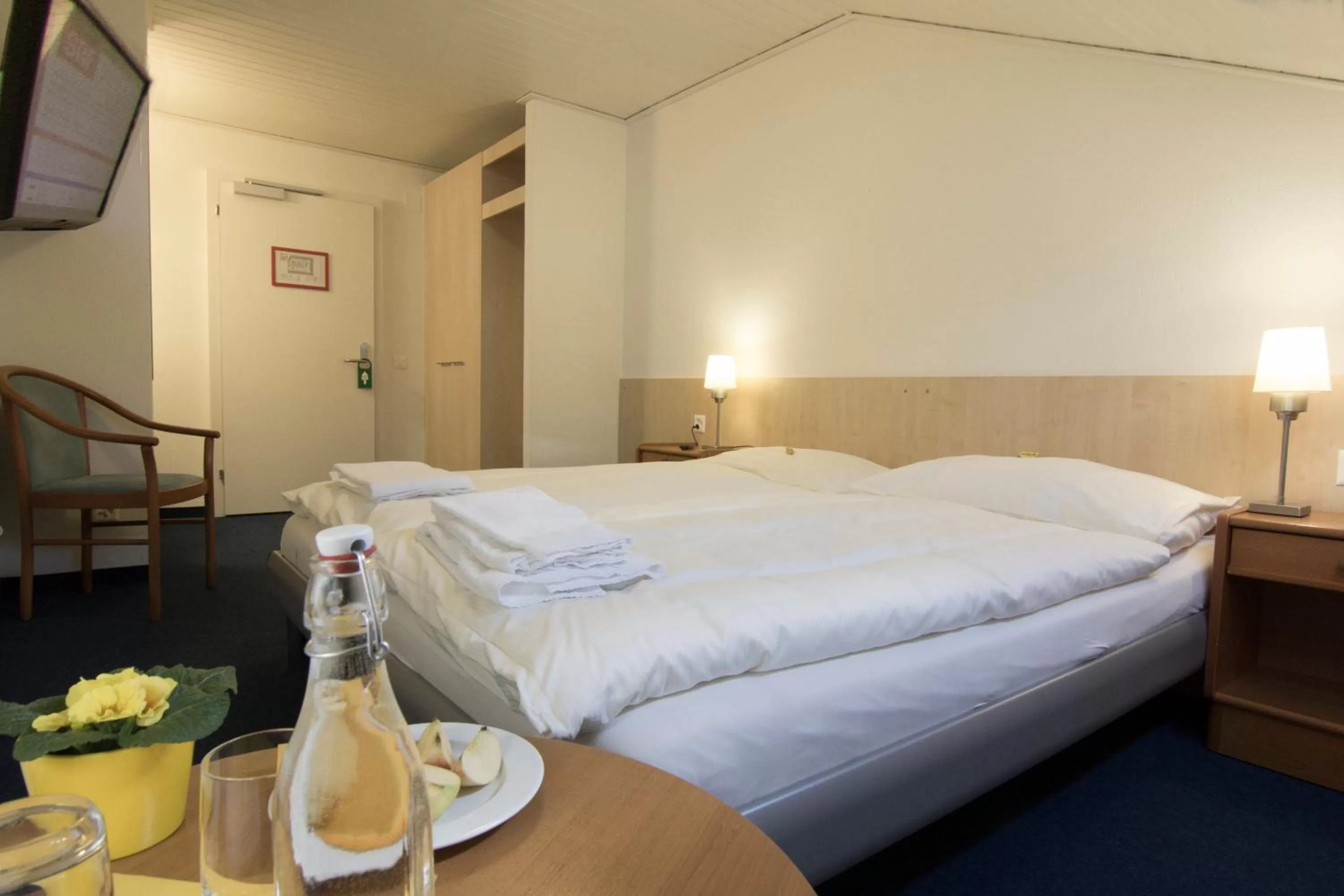 Budget Double Room with Shared Bathroom in Central Hotel Post