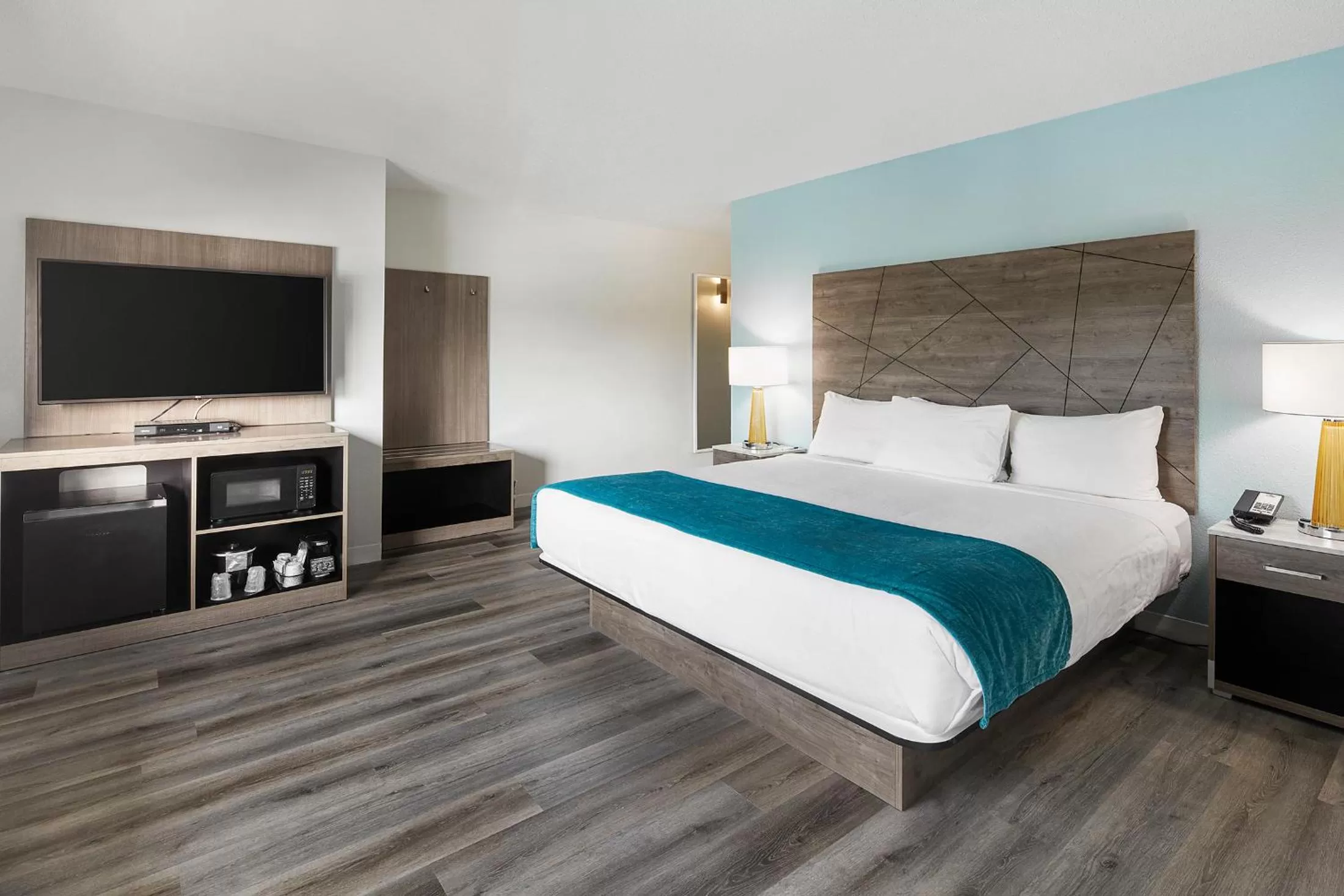 One King Bed w/ Sitting Room and Sofa Bed in Inn At Rehoboth