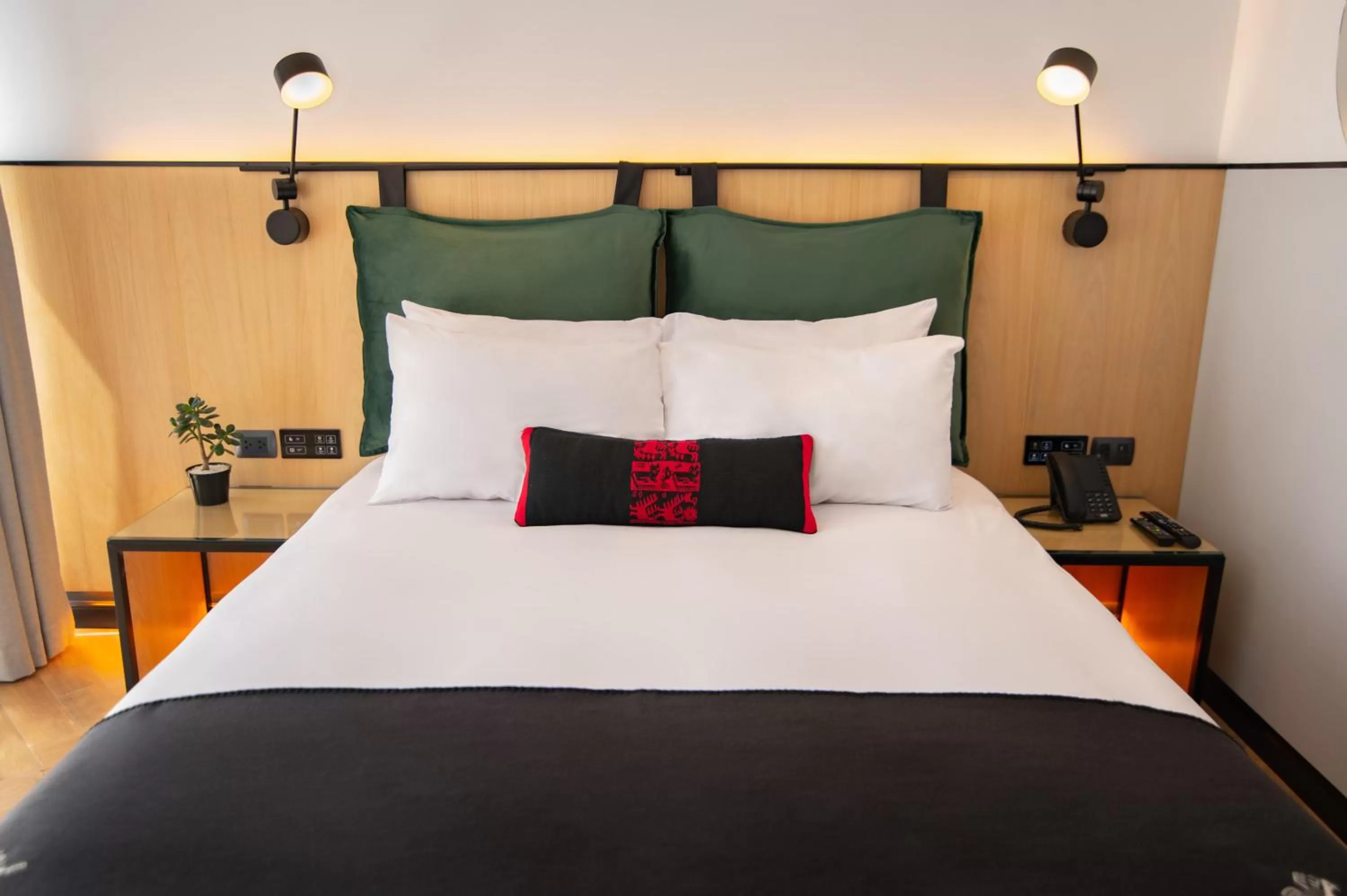 Standard Queen Room in Met Hotel