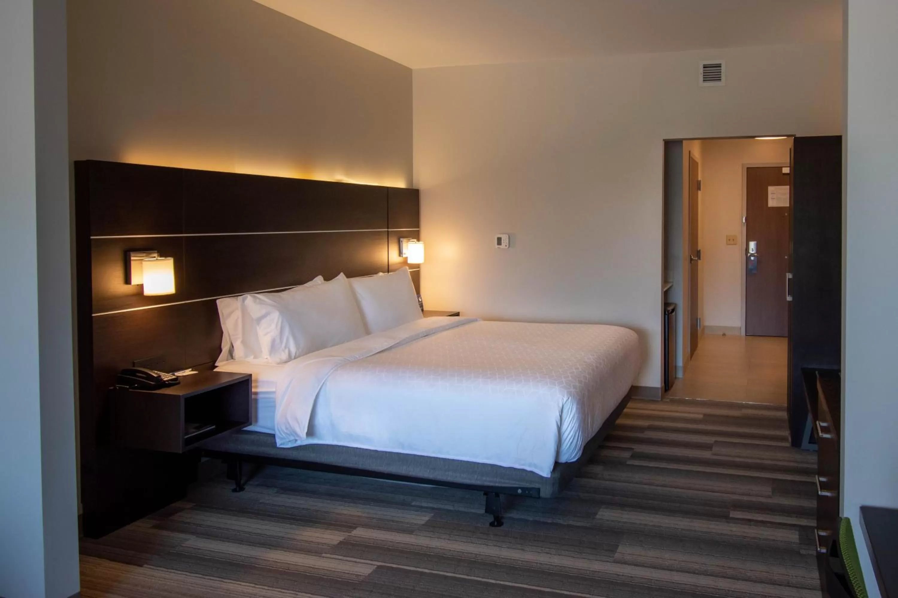Suite with Mobility Accessible Tub - Non-Smoking in Holiday Inn Express & Suites Tonawanda - Buffalo Area by IHG