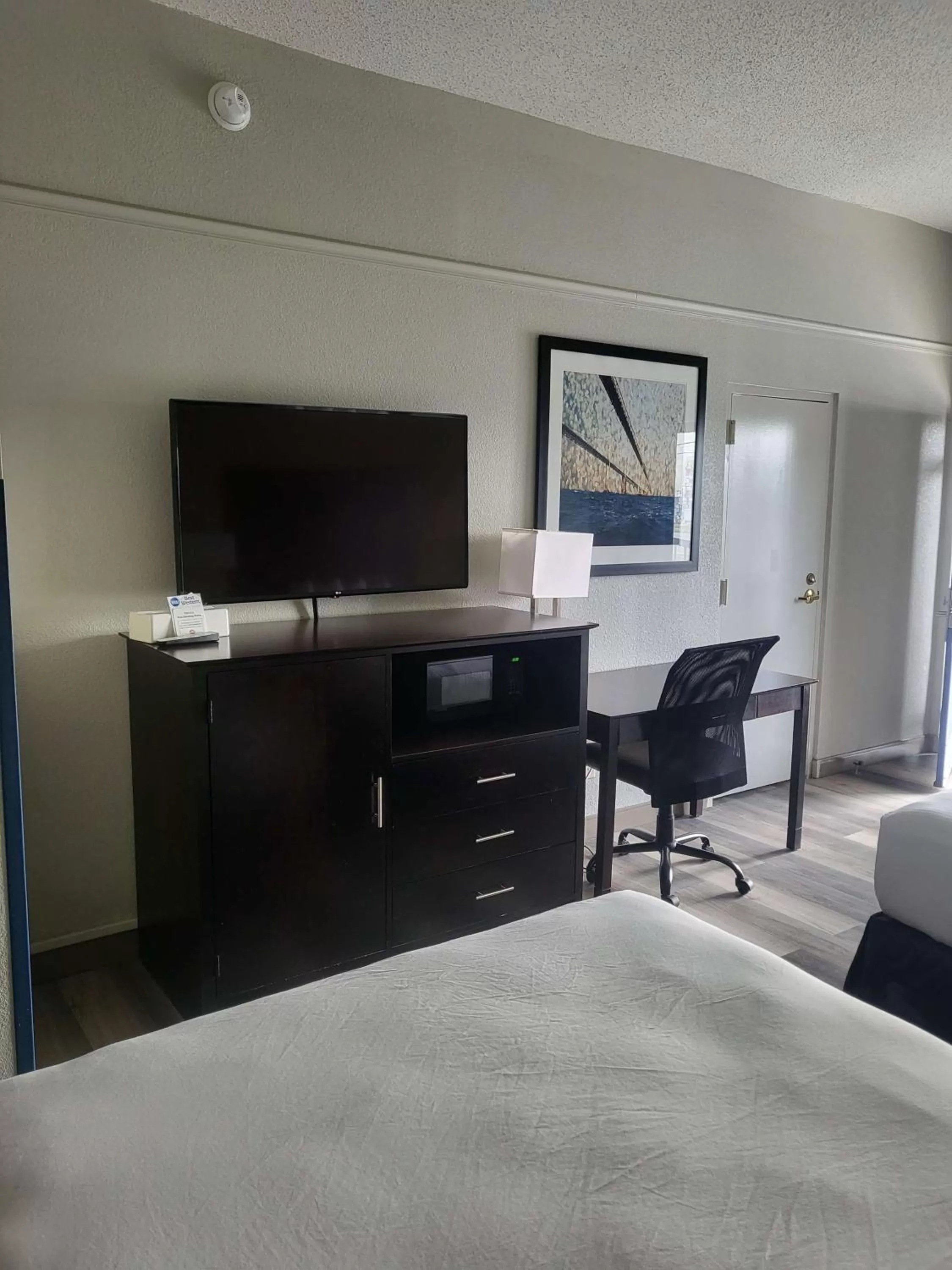 Queen Room with Roll-In Shower and View - Disability Access/Non-Smoking in Best Western Kent Narrows Inn