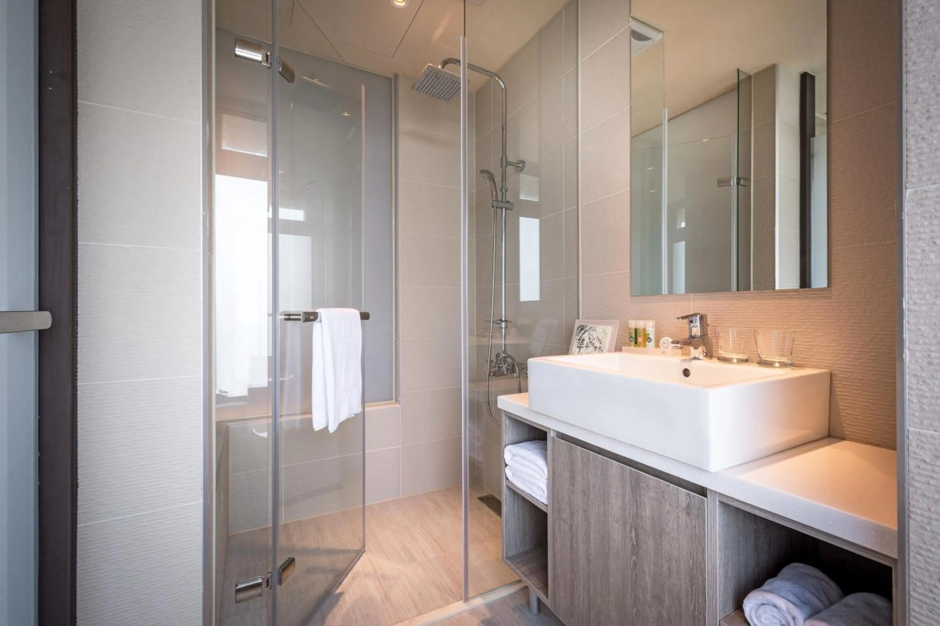 Queen Room with City View and Balcony in Wallsun Hotel