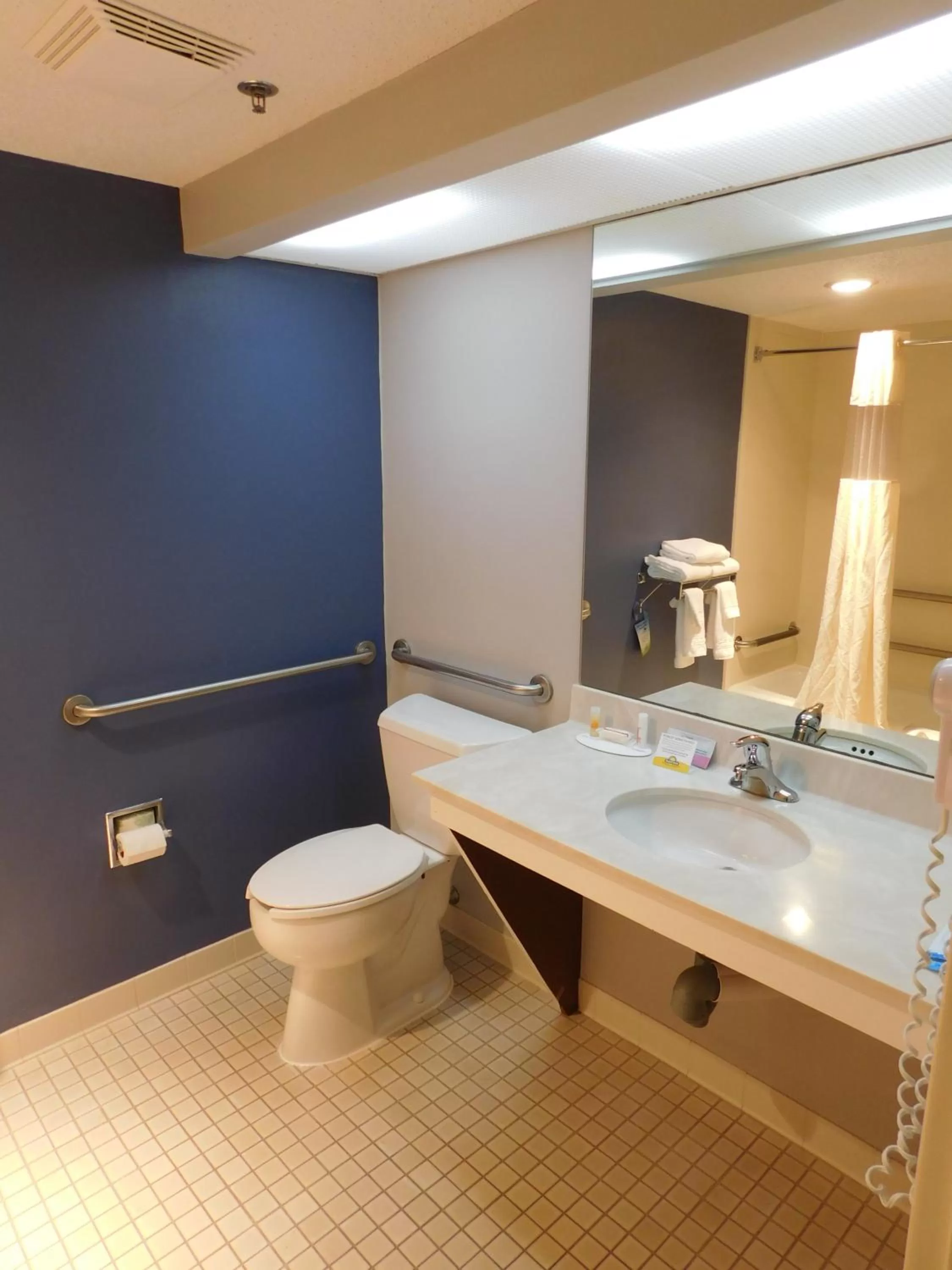 Queen Room - Disability Access/Non-Smoking in Days Inn by Wyndham Fargo - West Acres