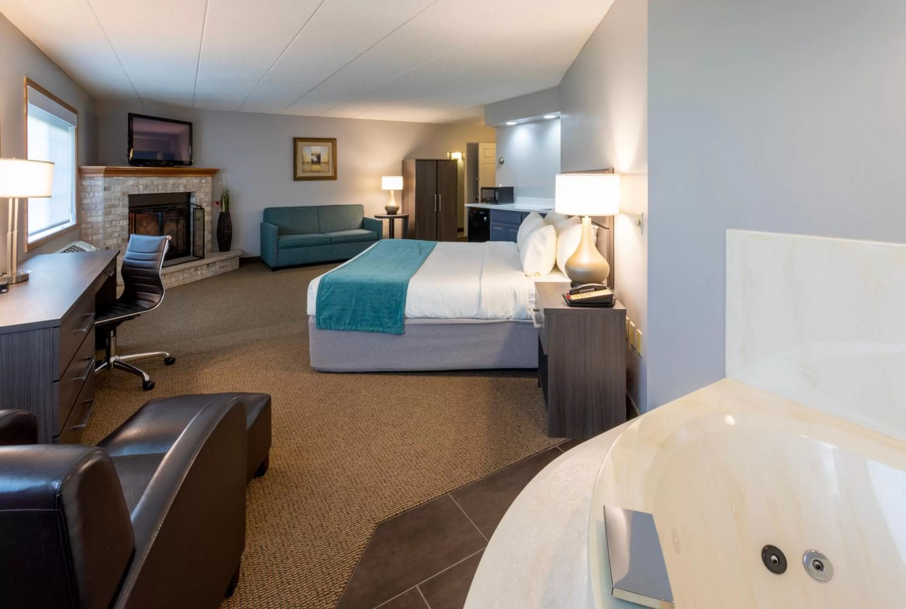 Deluxe King Suite in Paynesville Inn & Suites