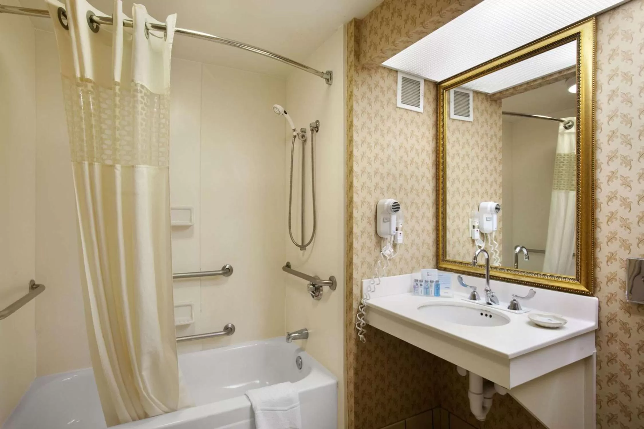 Queen Suite with Mobility/Hearing Accessible Tub - Non-Smoking in Hampton Inn & Suites Providence-Warwick Airport