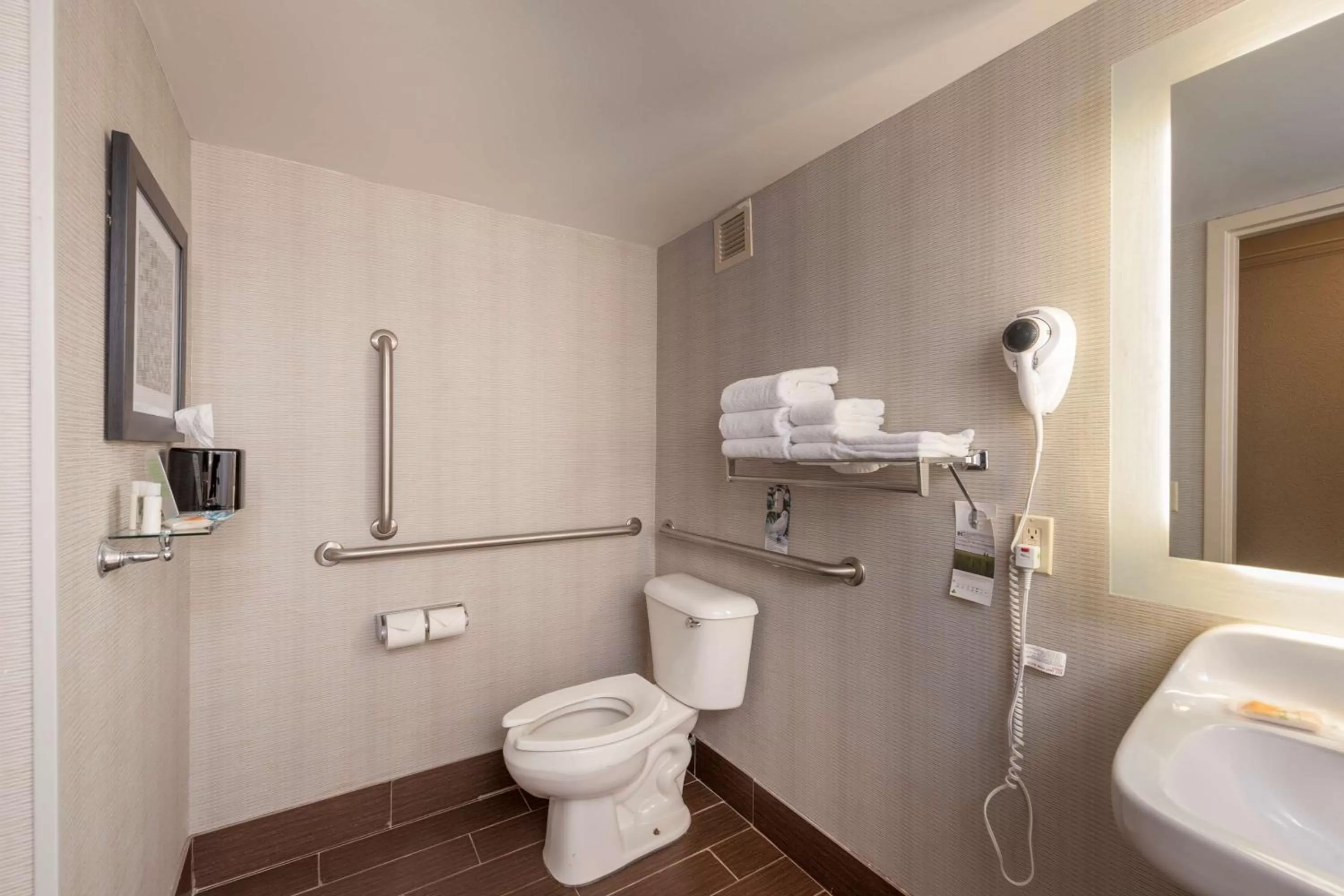 King Room with Bath Tub - Disability Access/Non-Smoking in Best Western Plus Strongsville Cleveland