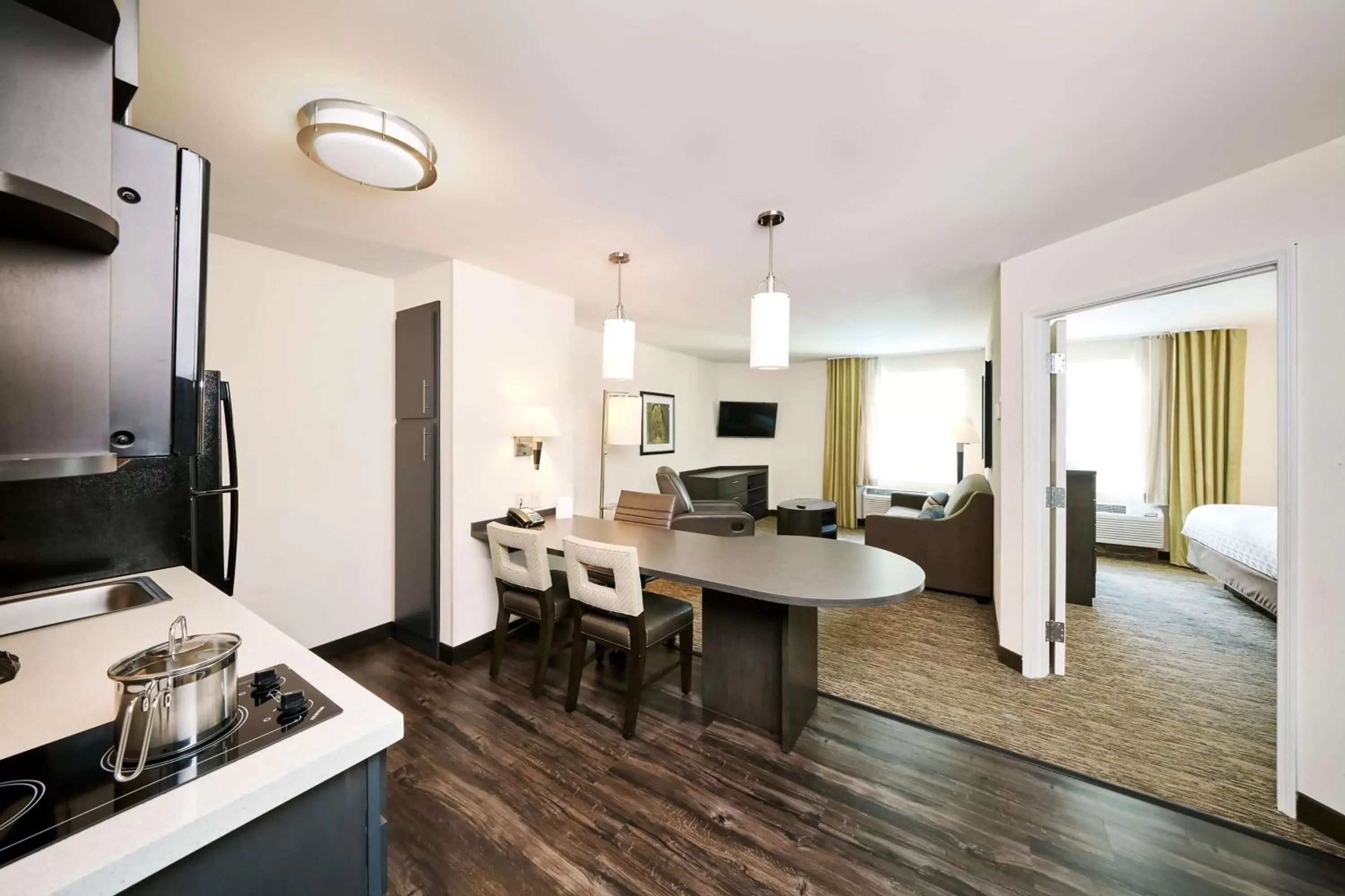 One-Bedroom Queen Suite with Roll-In Shower - Mobility/Hearing Accessible in Sonesta Simply Suites Austin The Domain Area