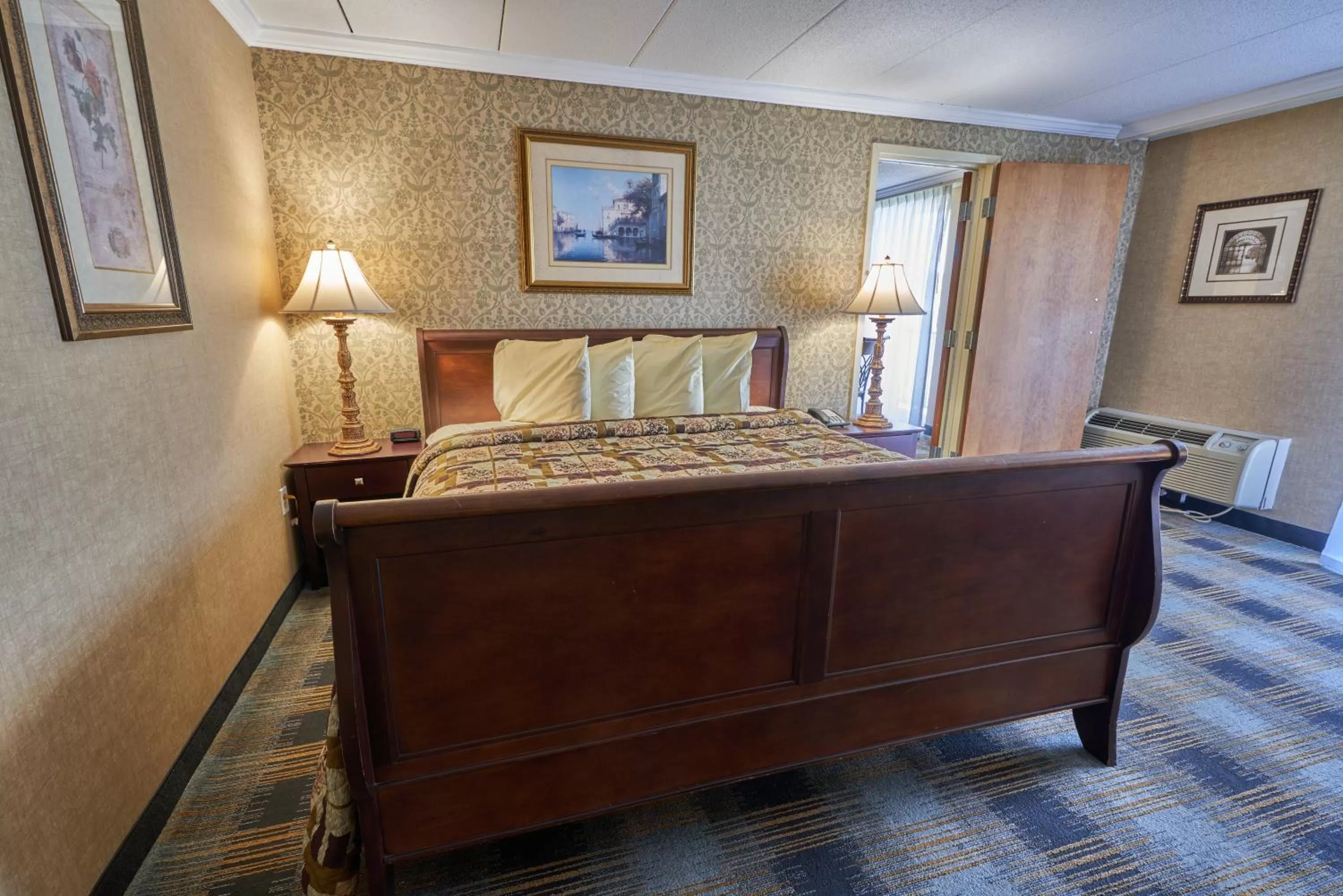 King Suite with Balcony in Riverview Inn & Suites