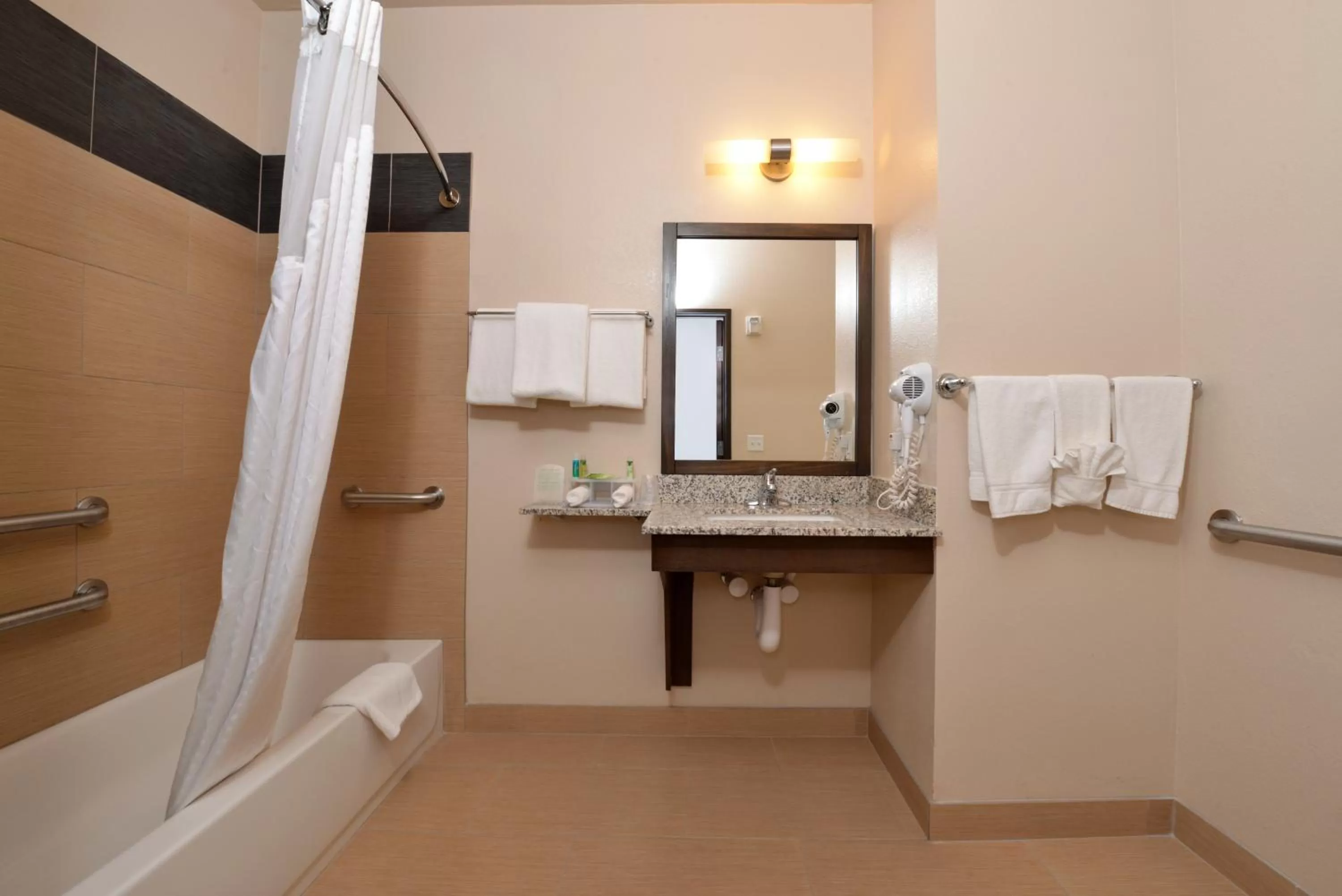 Suite with Mobility Accessible Tub - Non-Smoking in Holiday Inn Express & Suites Globe by IHG