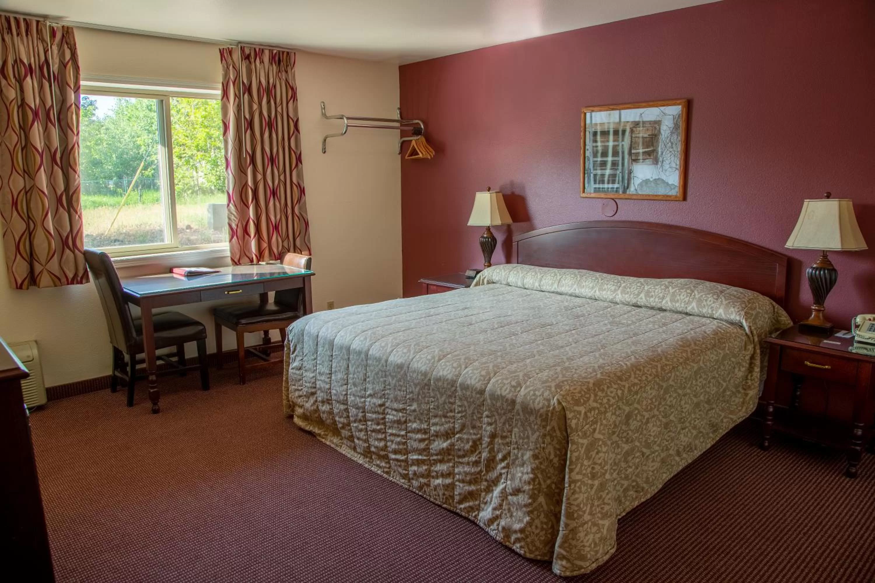 Classic King Room - Pet Friendly in AbbyCreek Inn