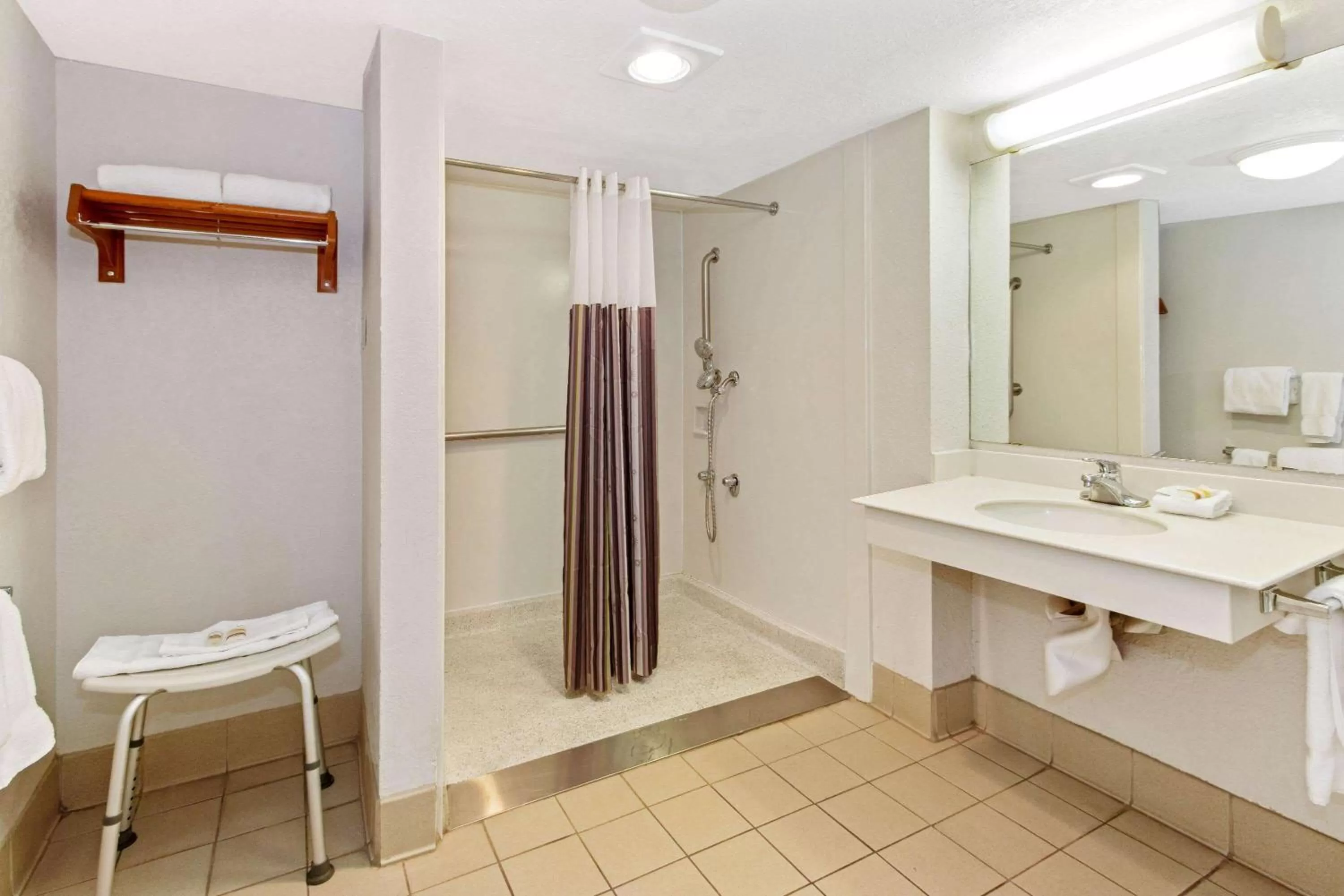 King Room - Disability Access in La Quinta Inn by Wyndham Santa Fe