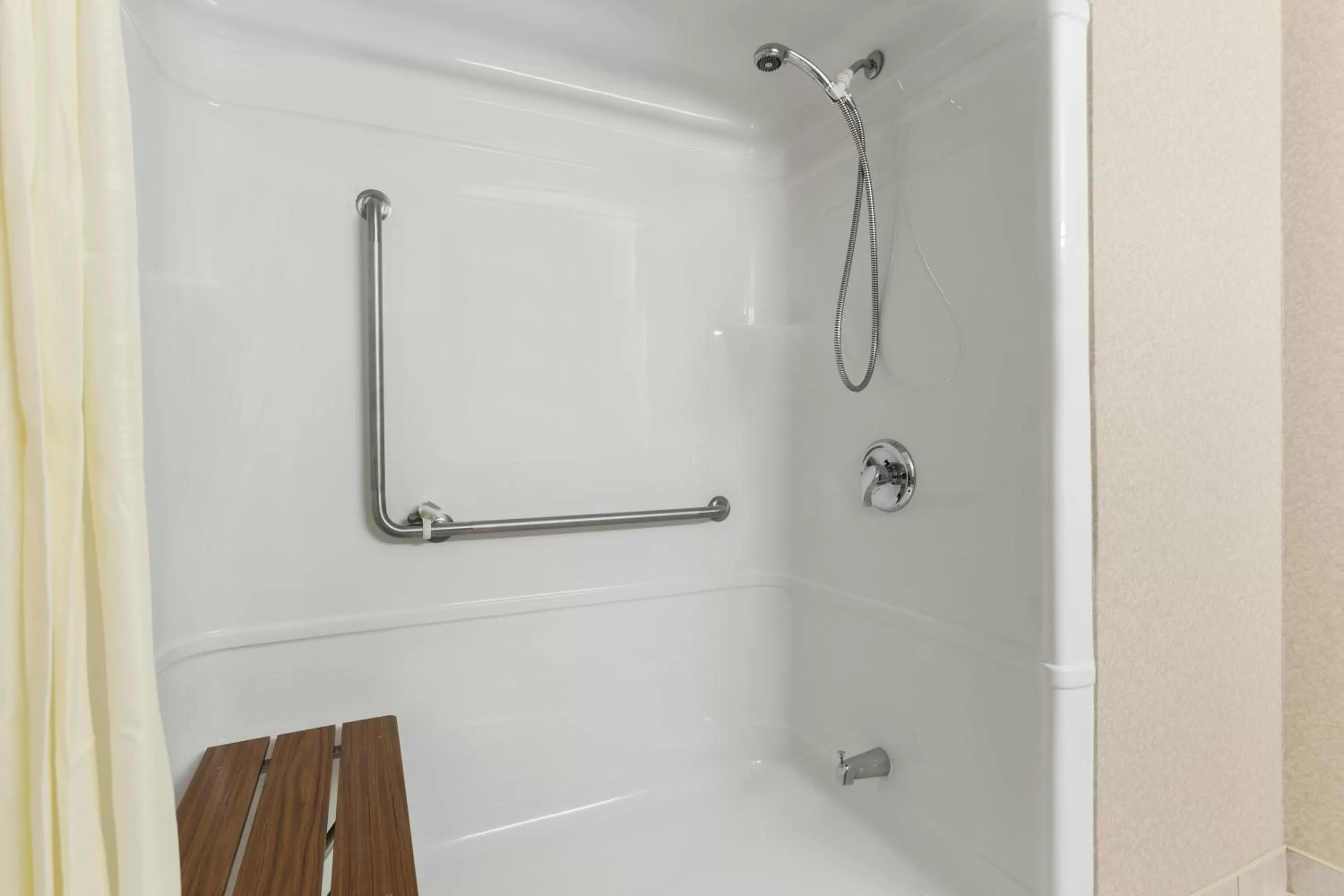 Deluxe King Room - Disability Access in Days by Wyndham Niagara Falls Centre St. By the Falls