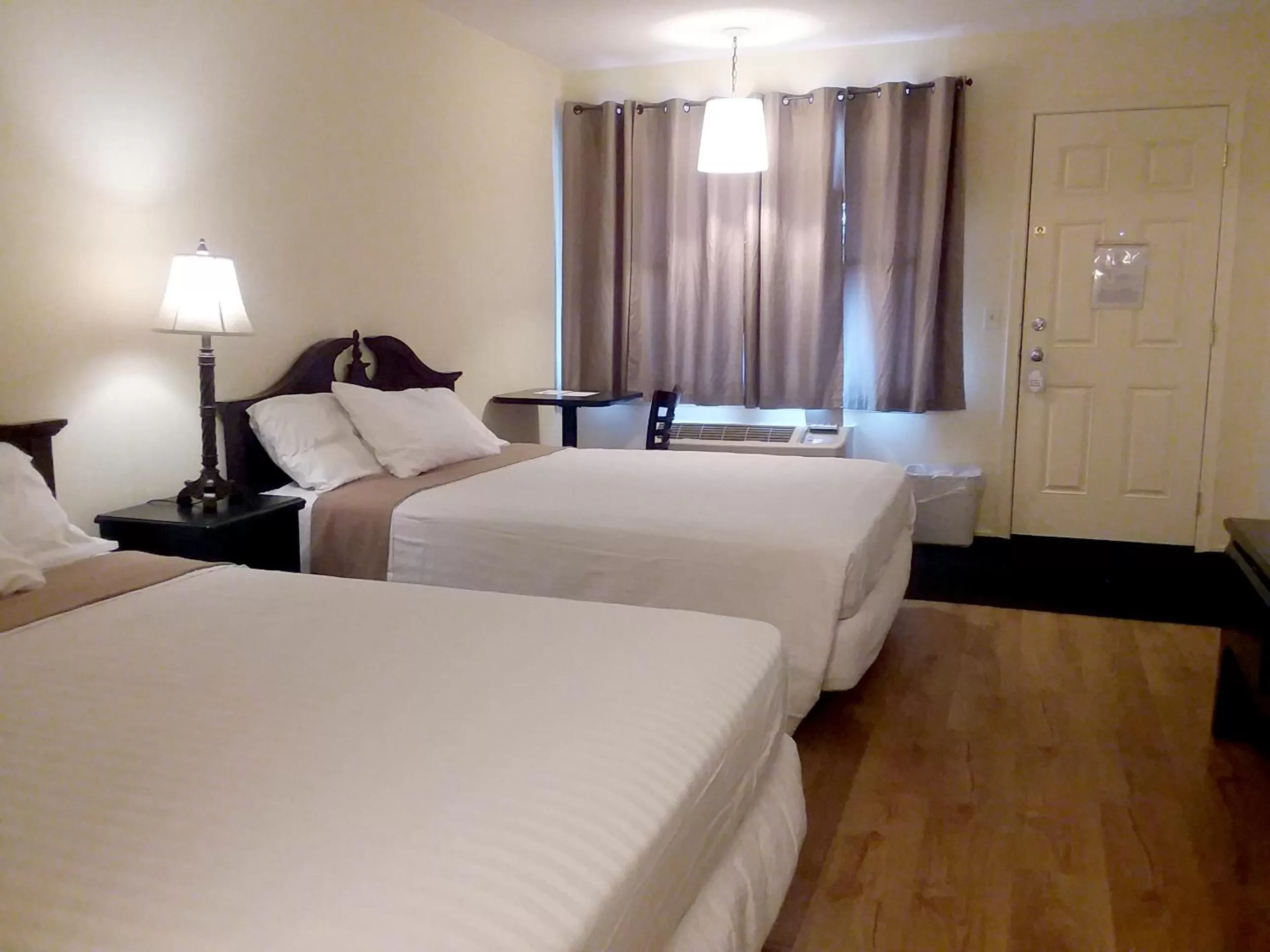 Standard Queen Room in Walton Inn