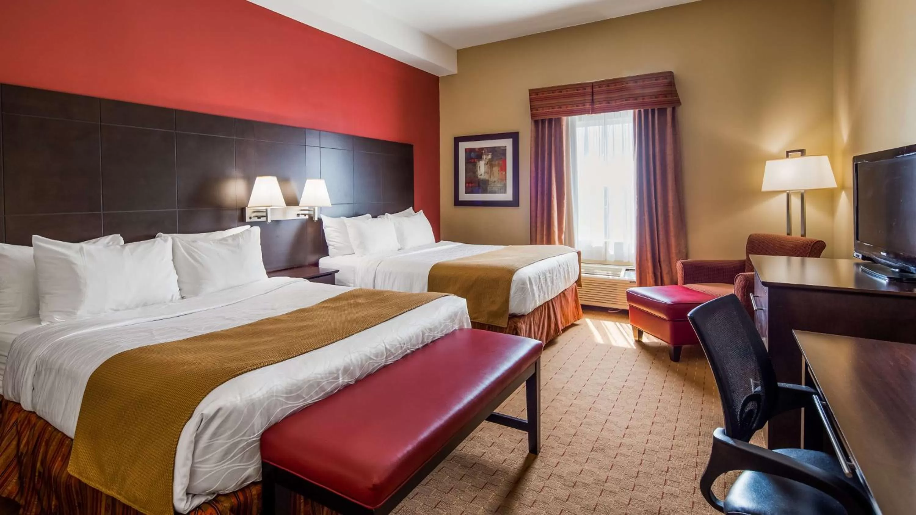Queen Suite with Sofa Bed and Roll-In Shower - Disability Access/Non-Smoking in Best Western Plus Bowmanville
