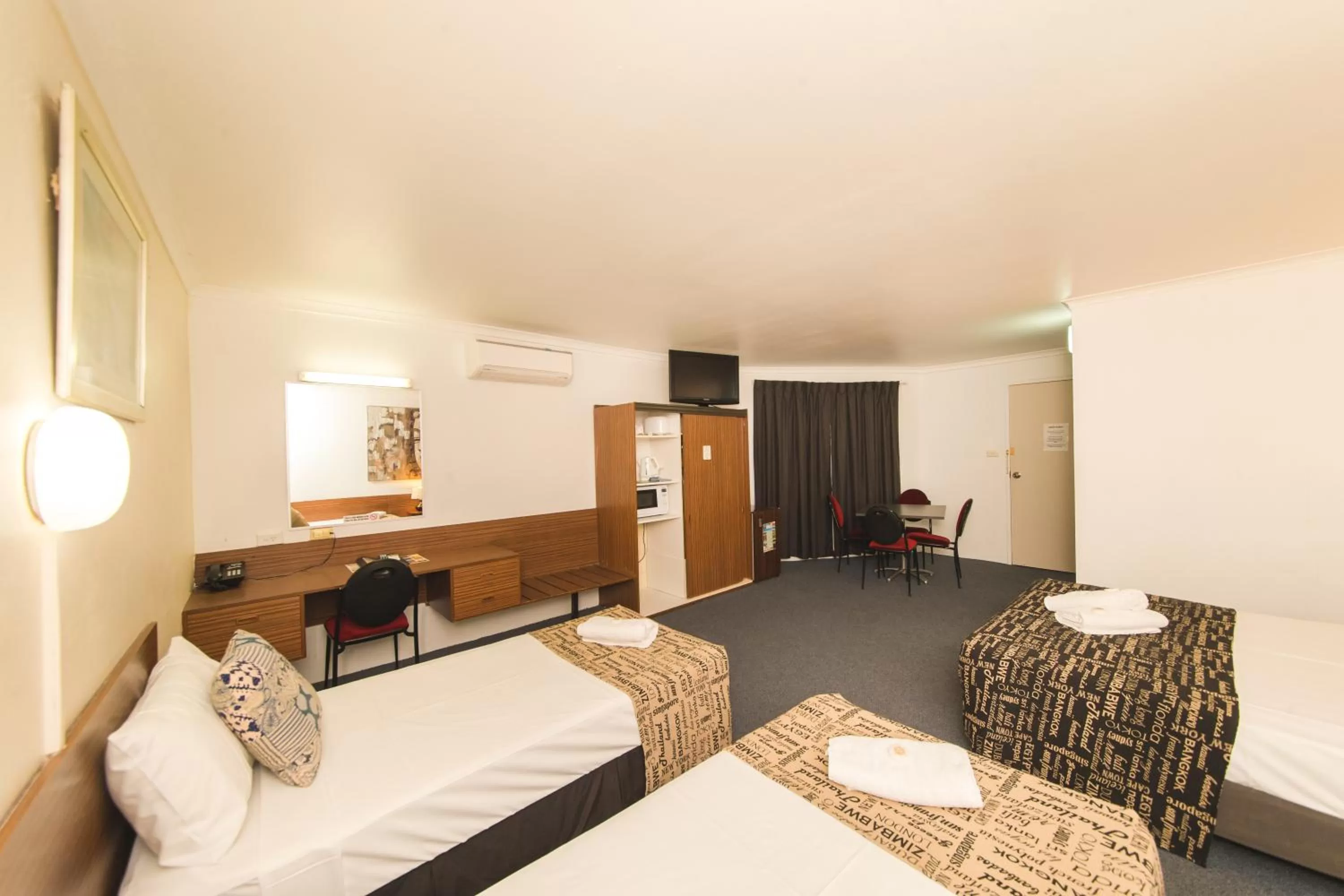 Deluxe Family Room in Hampton Villa Motel