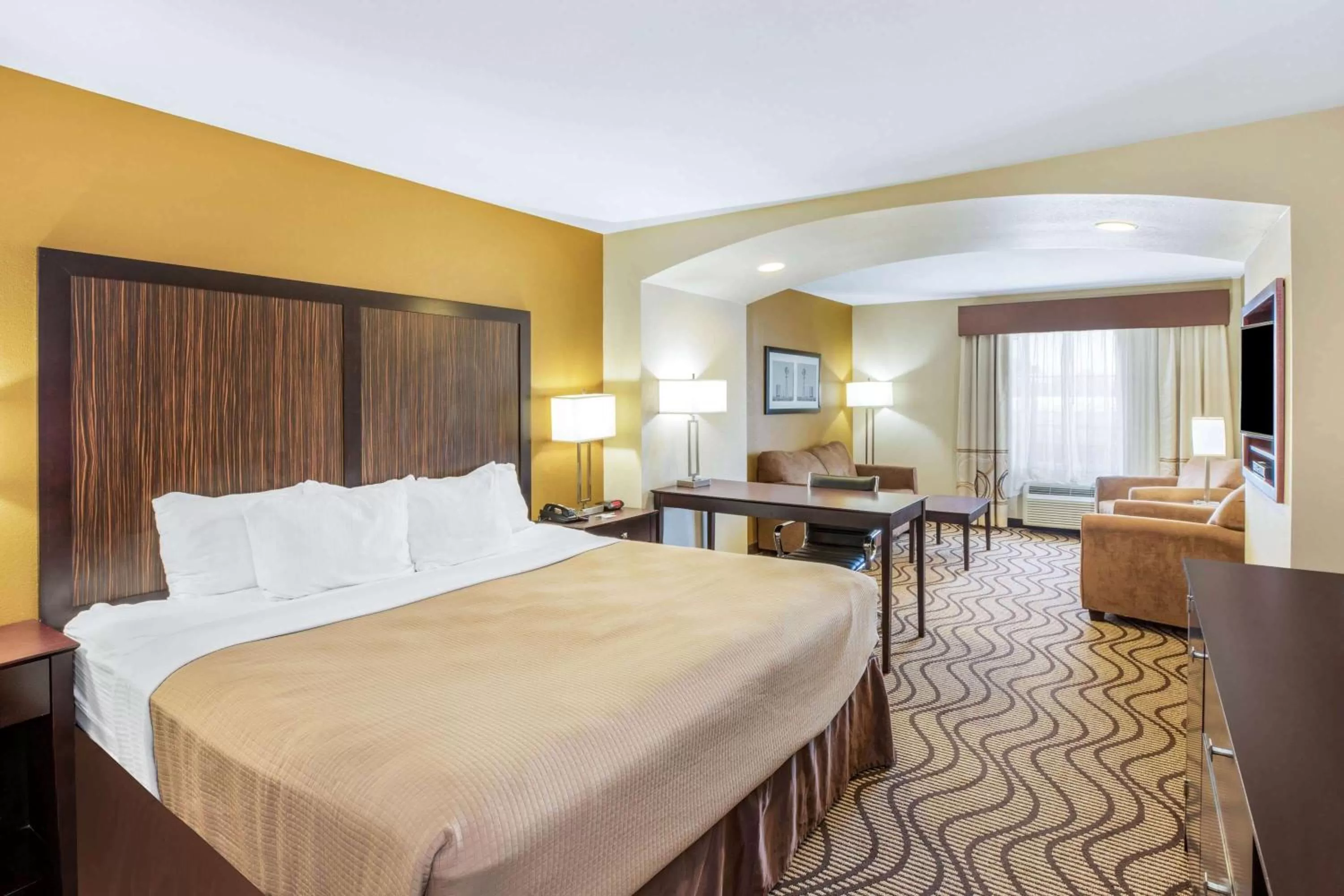 Deluxe King Room with Tub with Grab Bars - Mobility Accessible/Non-Smoking in La Quinta by Wyndham Floresville