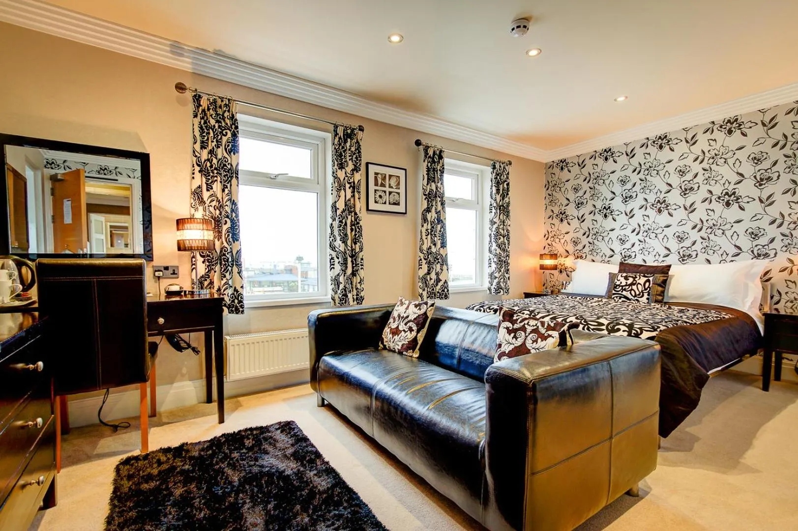 Luxury King Room with Sea View  in Number One South Beach