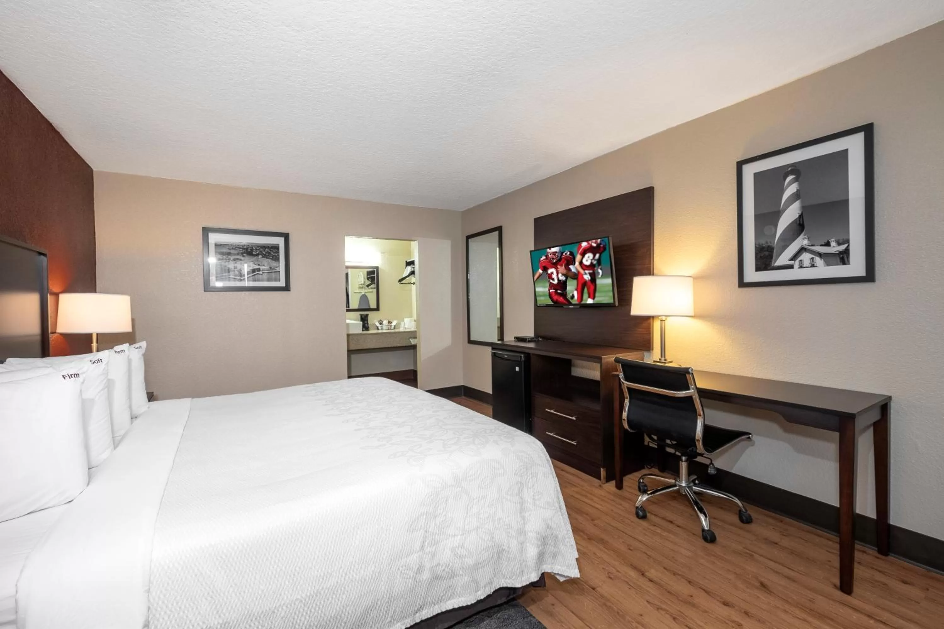 Standard King Room Disability Access Roll-In Shower Non-Smoking in Red Roof Inn PLUS+ St. Augustine