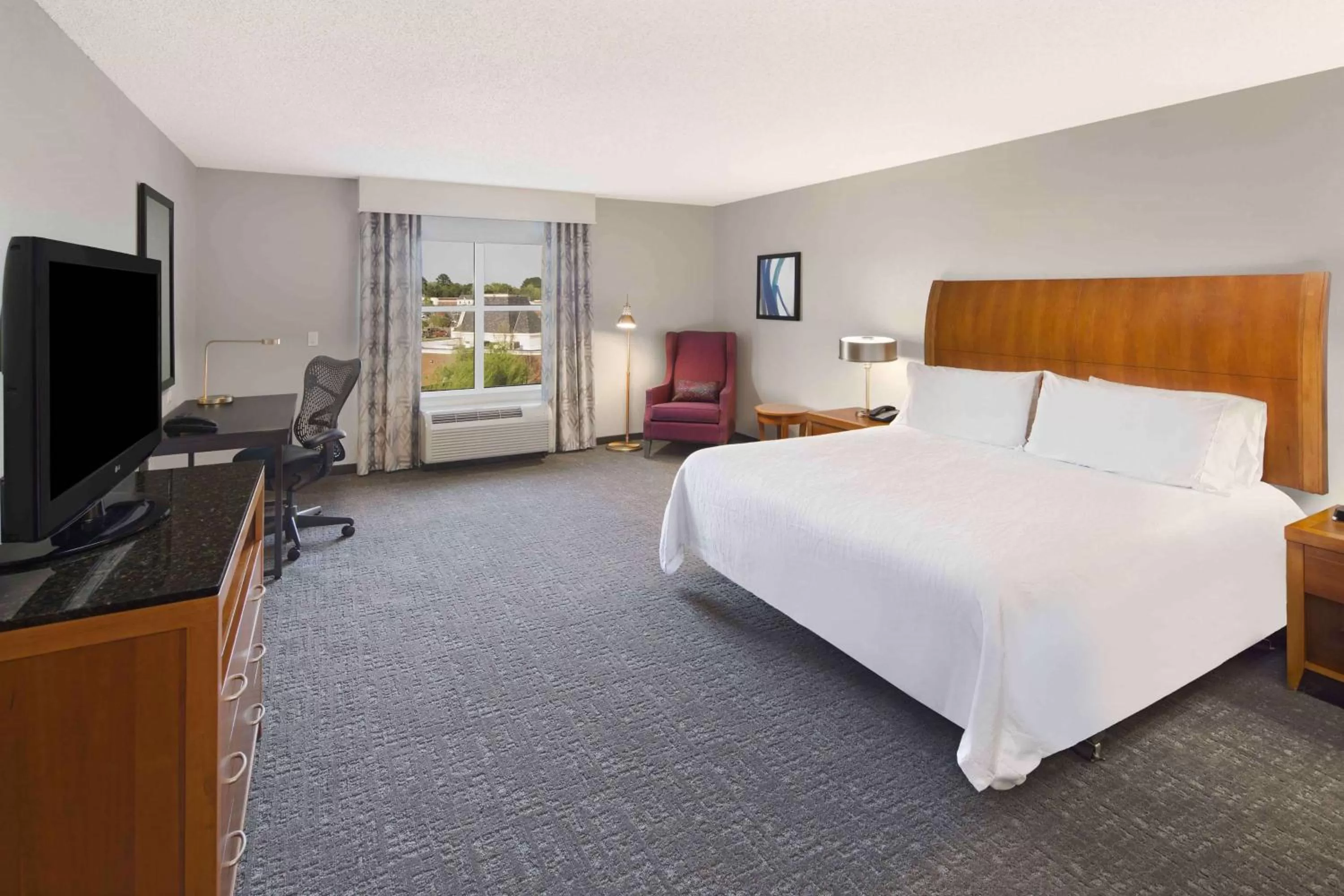 King Room with Accessible Tub - Mobility Access in Hilton Garden Inn Jackson-Madison