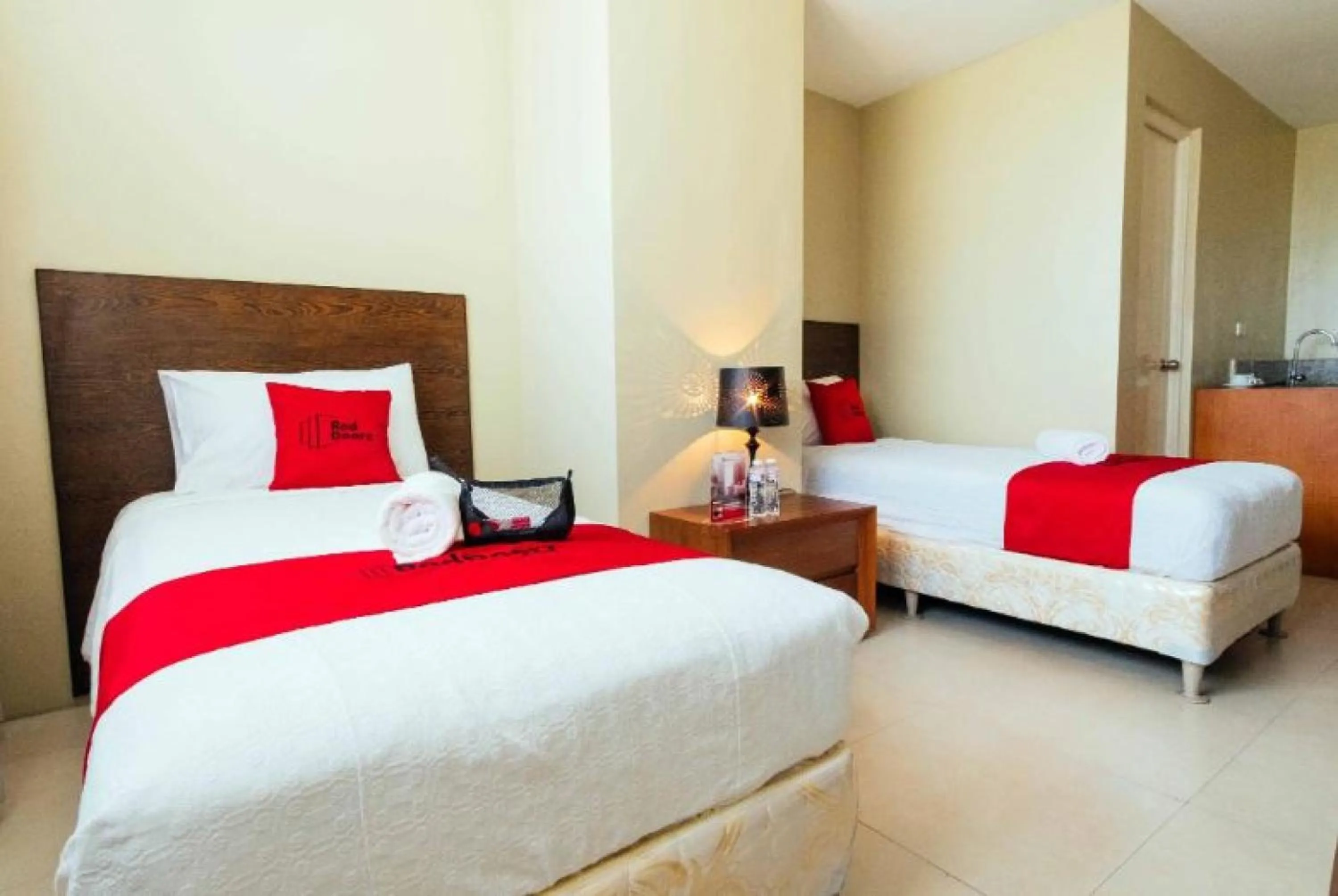 Twin Room in RedDoorz near Osmena Highway 1