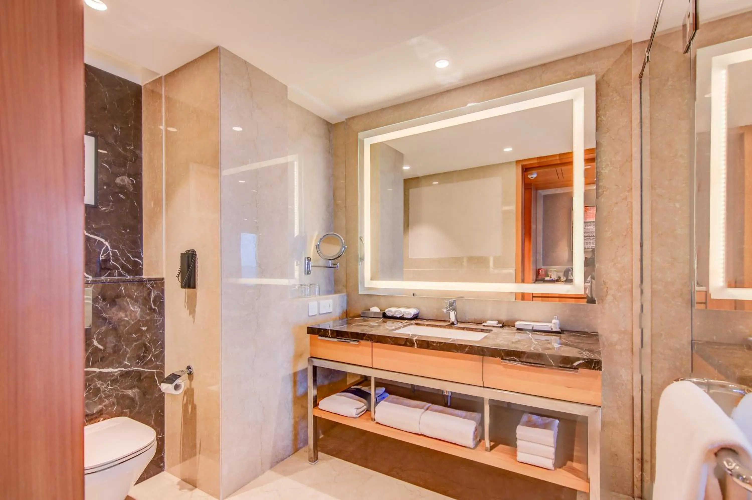 Deluxe Room with Private Balcony in Radisson Blu Gorakhpur