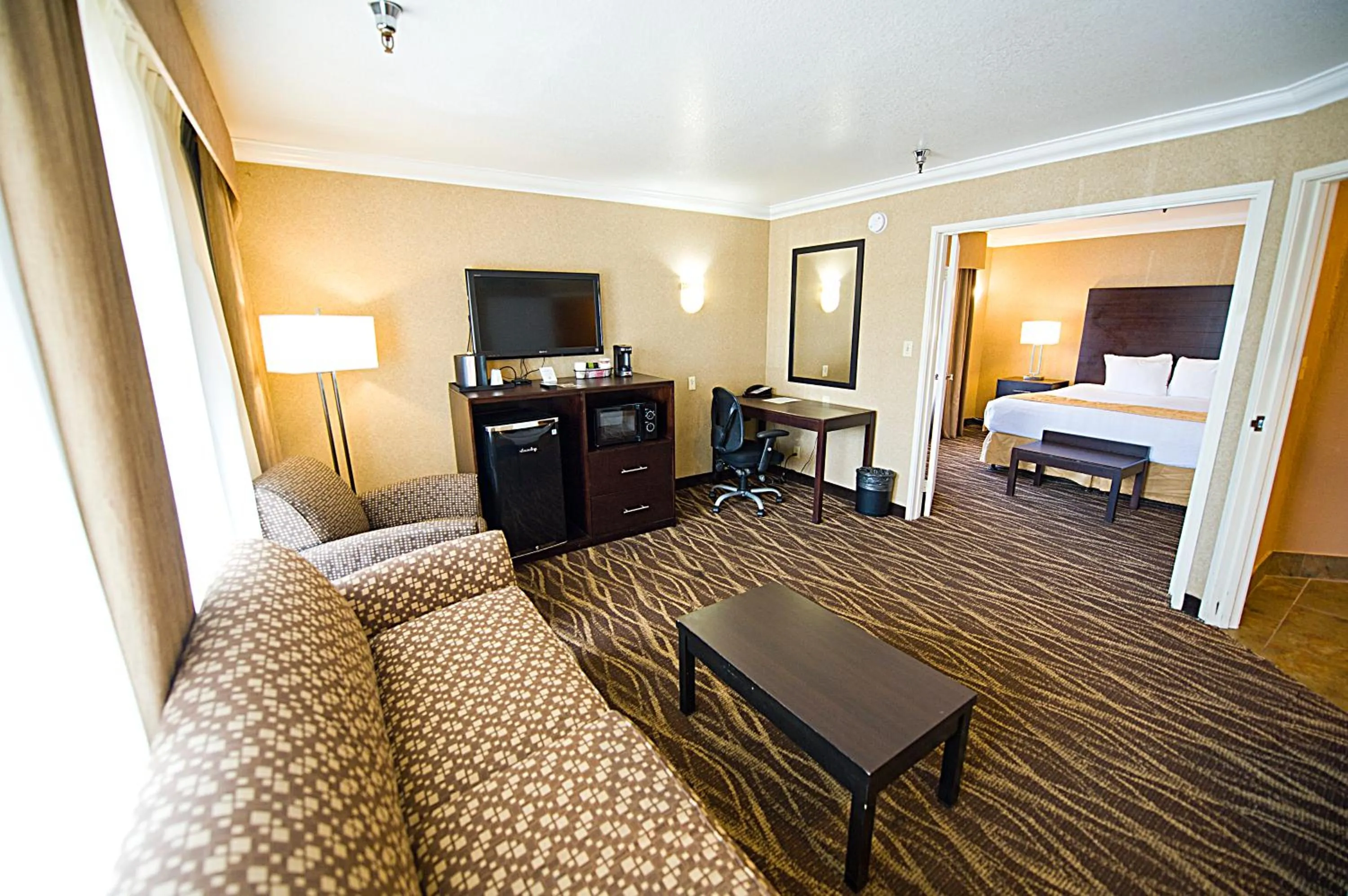 Executive King Suite in Hotel d'Lins Ontario Airport