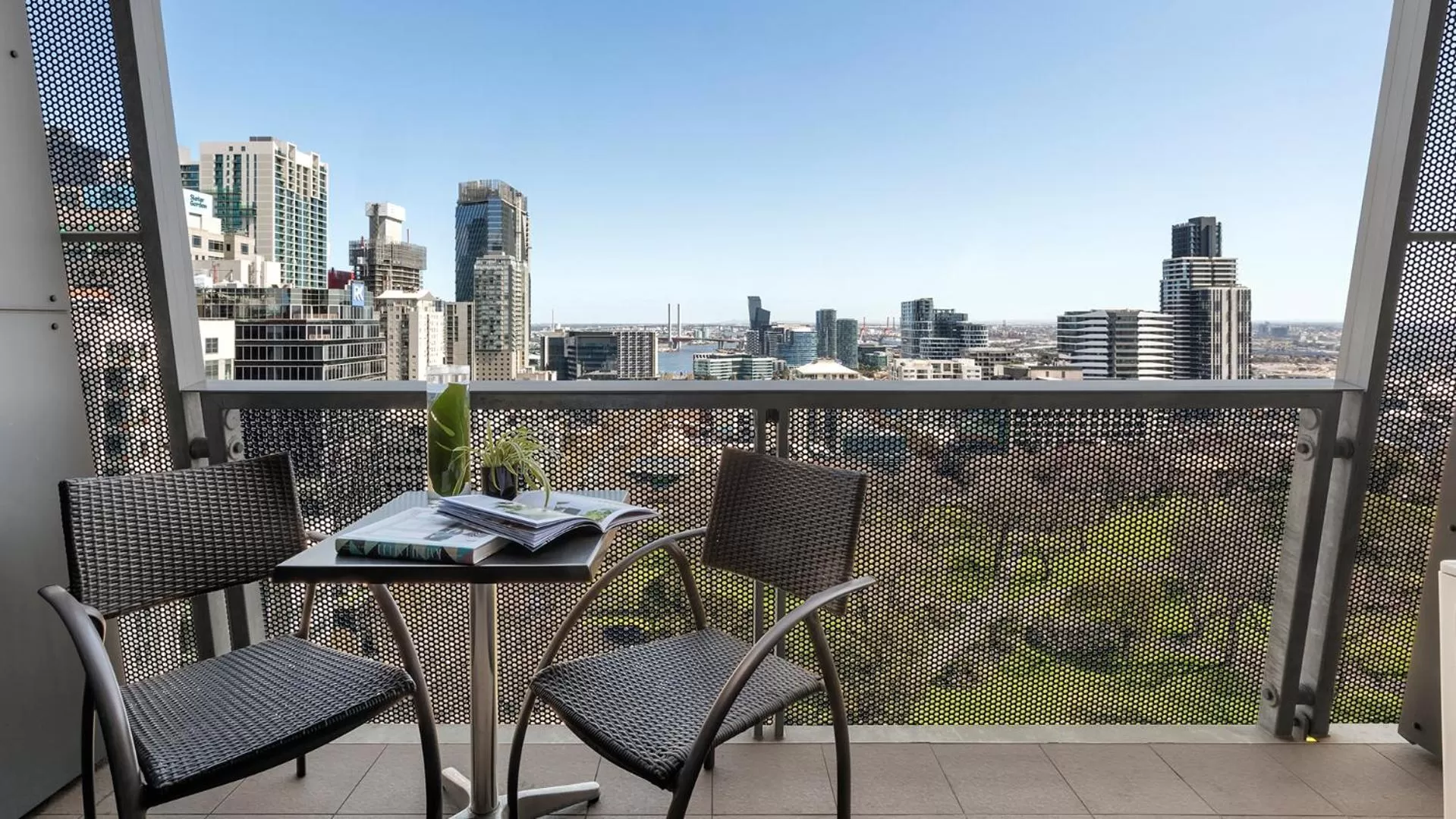 Deluxe Studio with Park View -  No Housekeeping in Oaks Melbourne on William Suites
