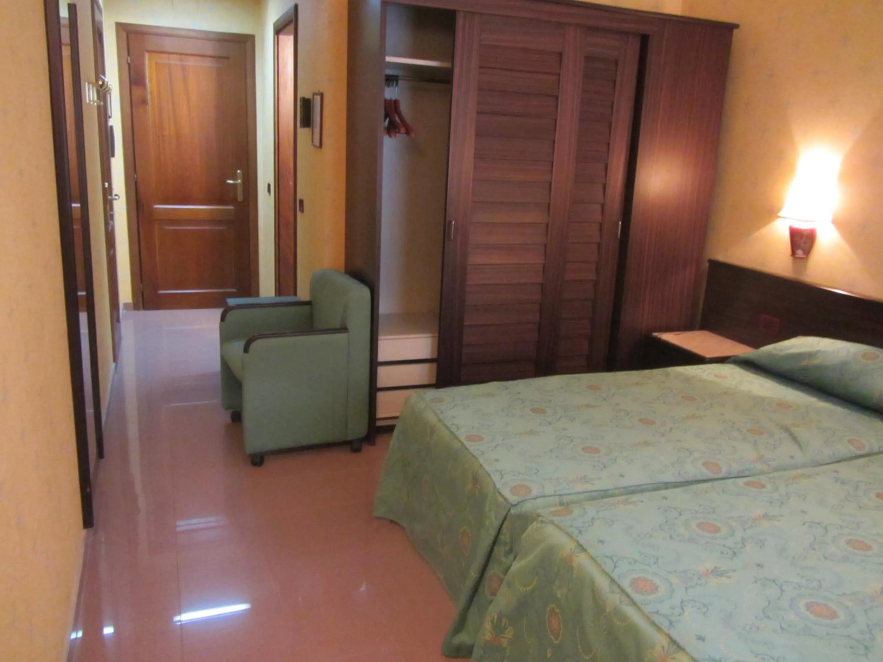 Twin Room in Hotel Leonardo Da Vinci