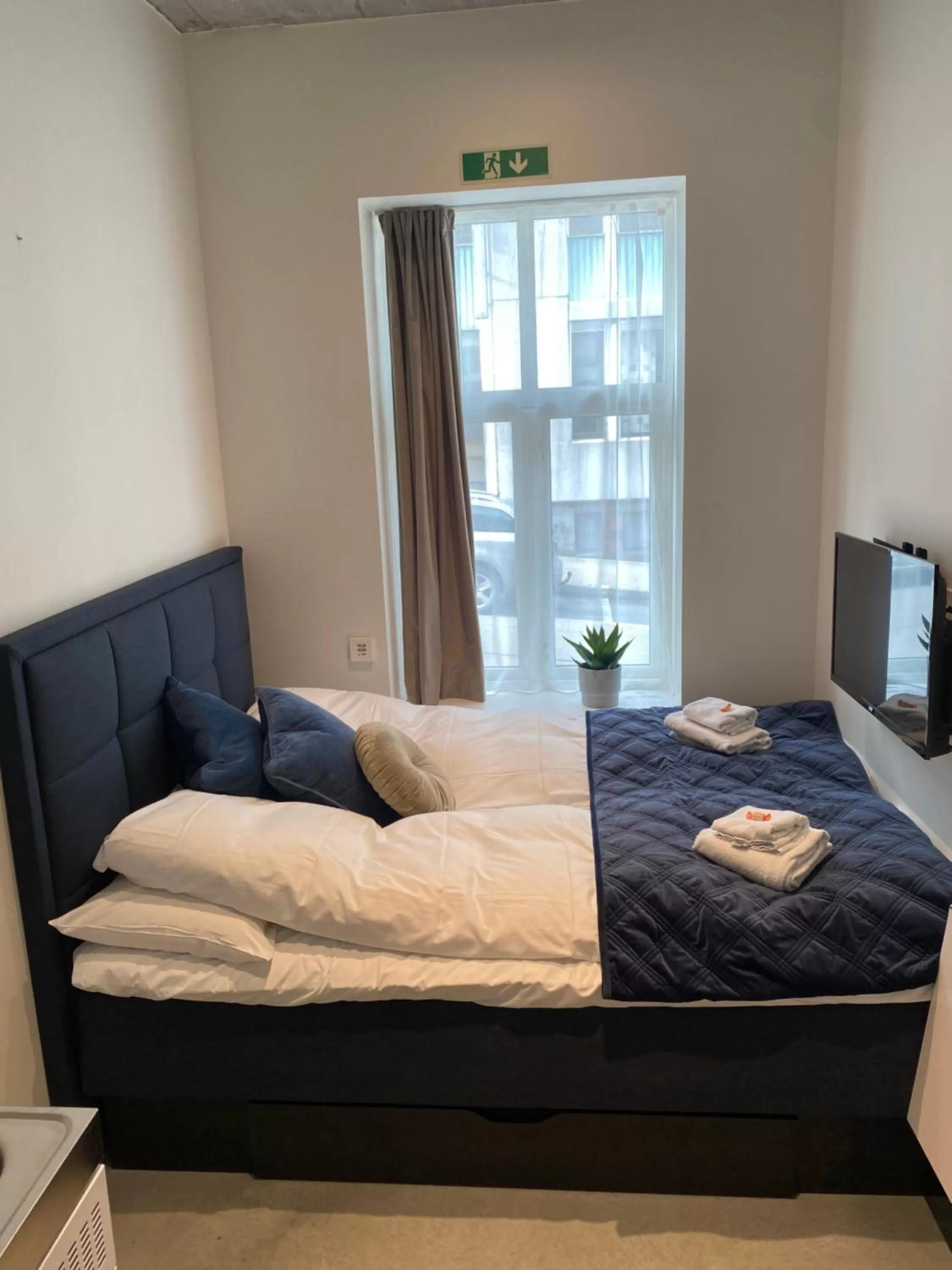 Small Double Room for 2 people in Aalesund City Apartment