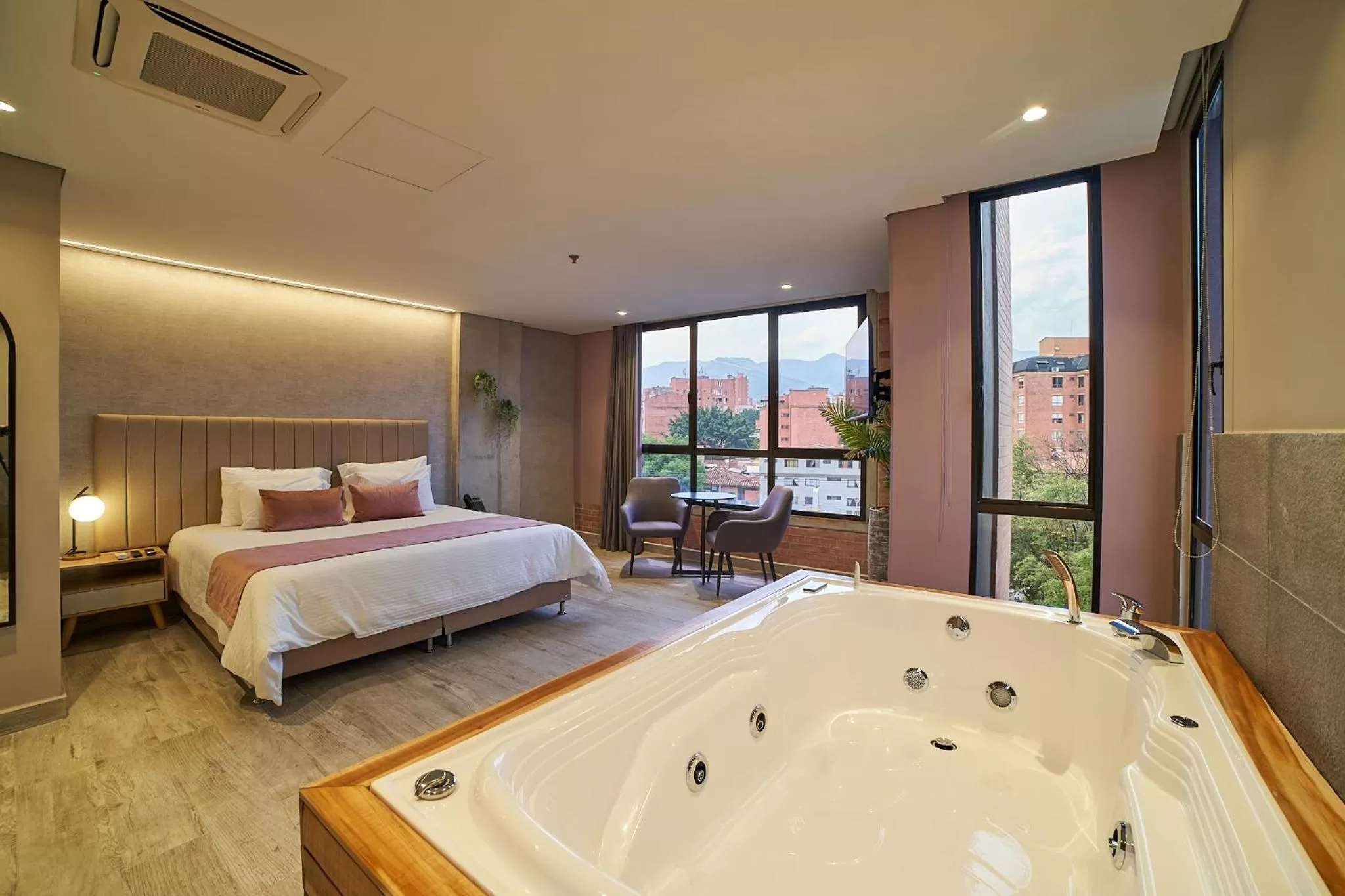 Suite with Hot Tub in Eutopiq Hotel